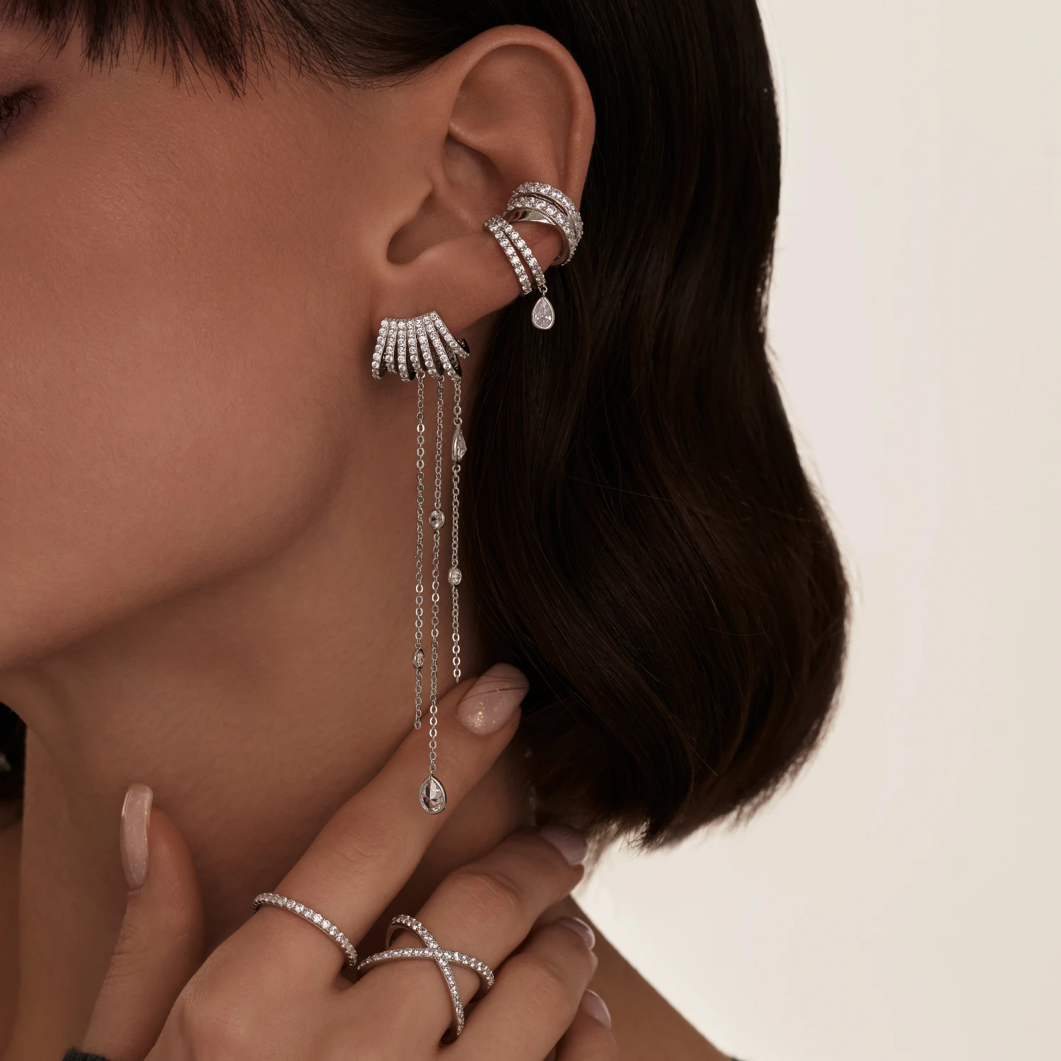 Кафф из серебра с фианитами с каплей