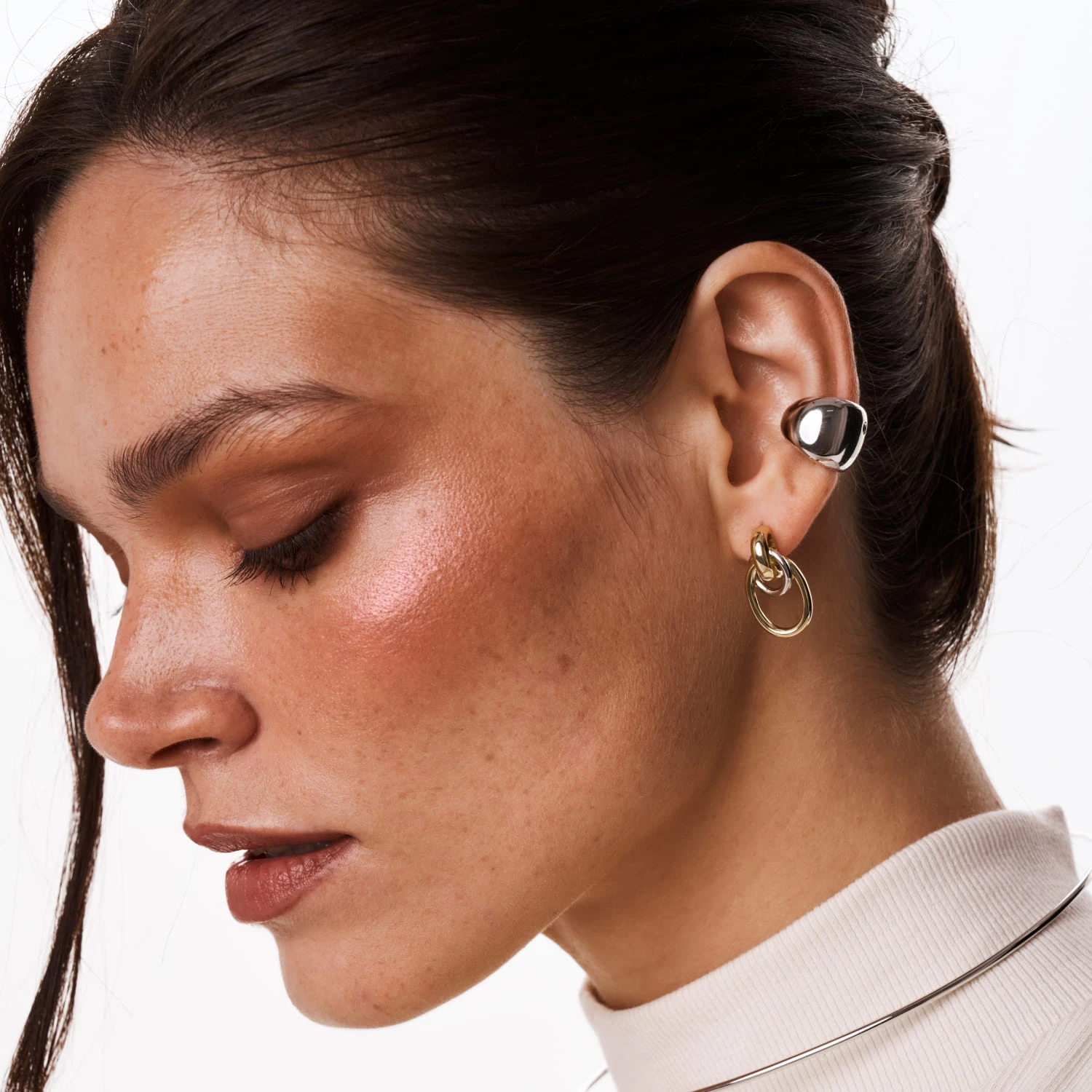 Крупный серебряный кафф с зеленым фианитом