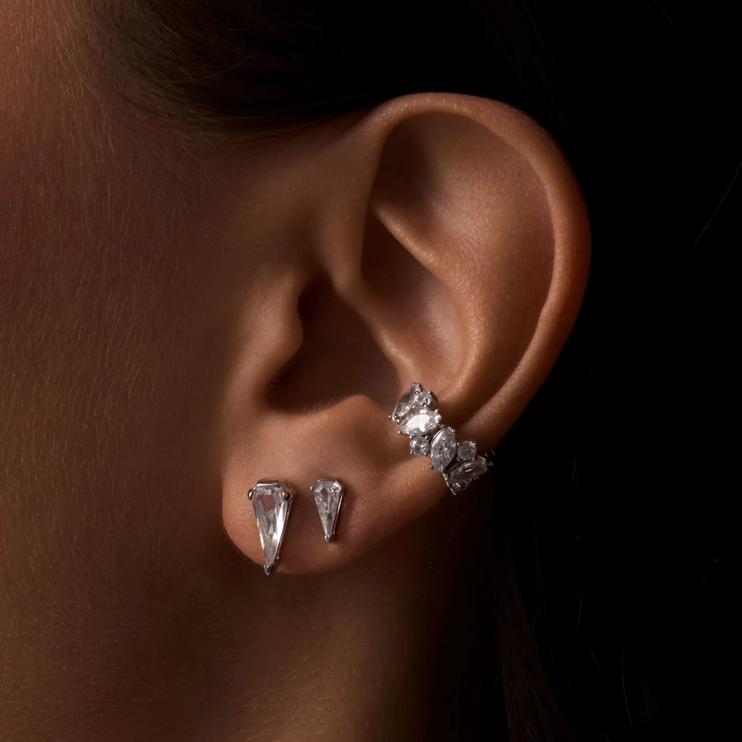 Серебряные серьги-пусеты с фианитами в огранке Грейс