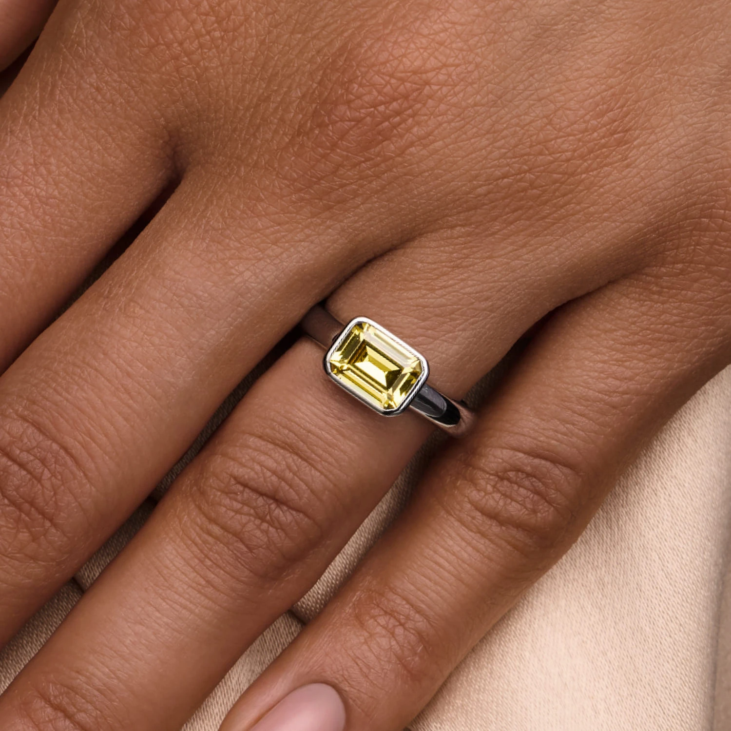 Серебряное кольцо-солитер с желтым фианитом MIESTILO 