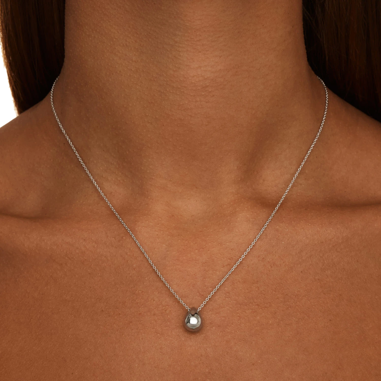 Серебряное колье с подвеской-каплей