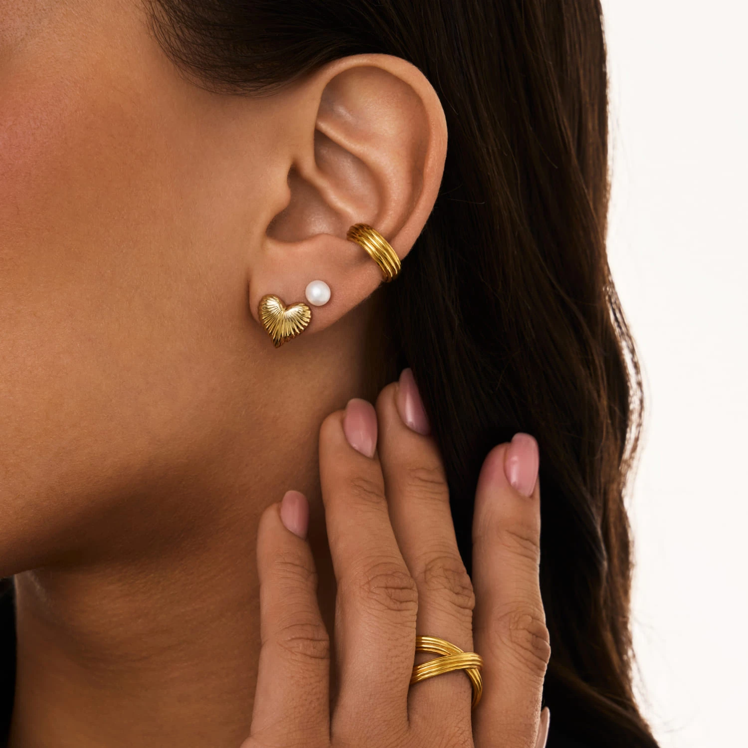 Серебряные серьги в форме фактурного сердца в покрытии желтое золото