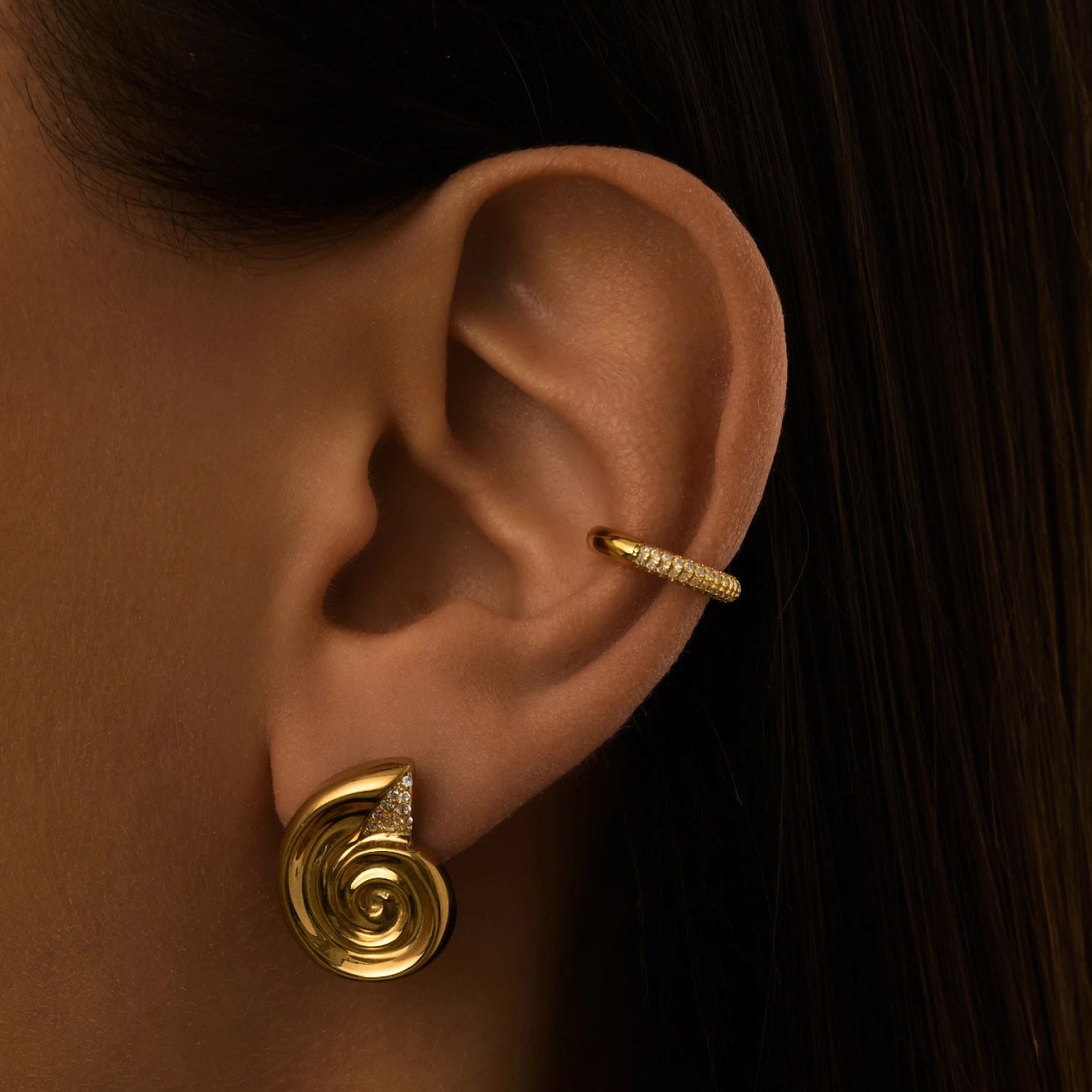 Серьги-ракушки из серебра в покрытии желтое золото с фианитами