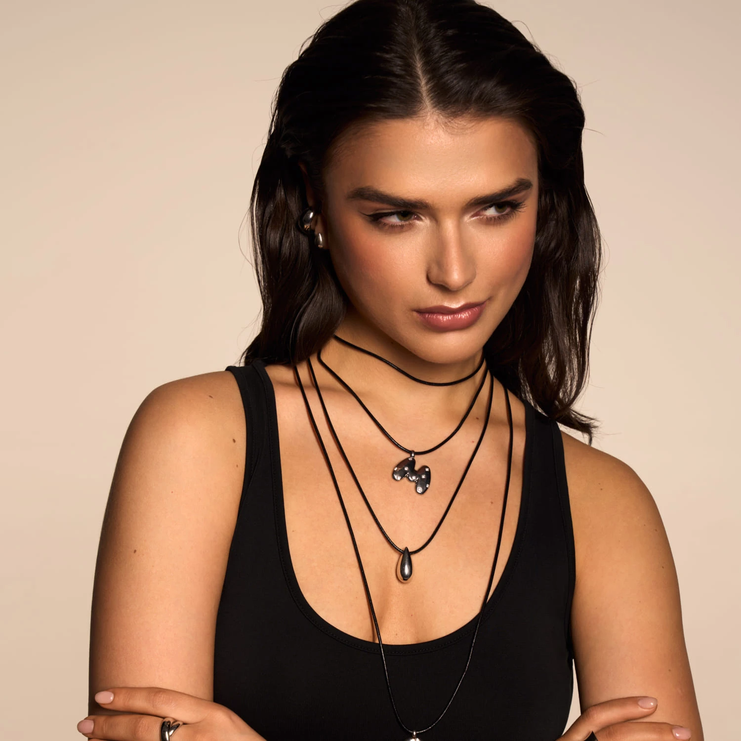 Колье на кожаном шнурке с серебряной подвеской в форме капли