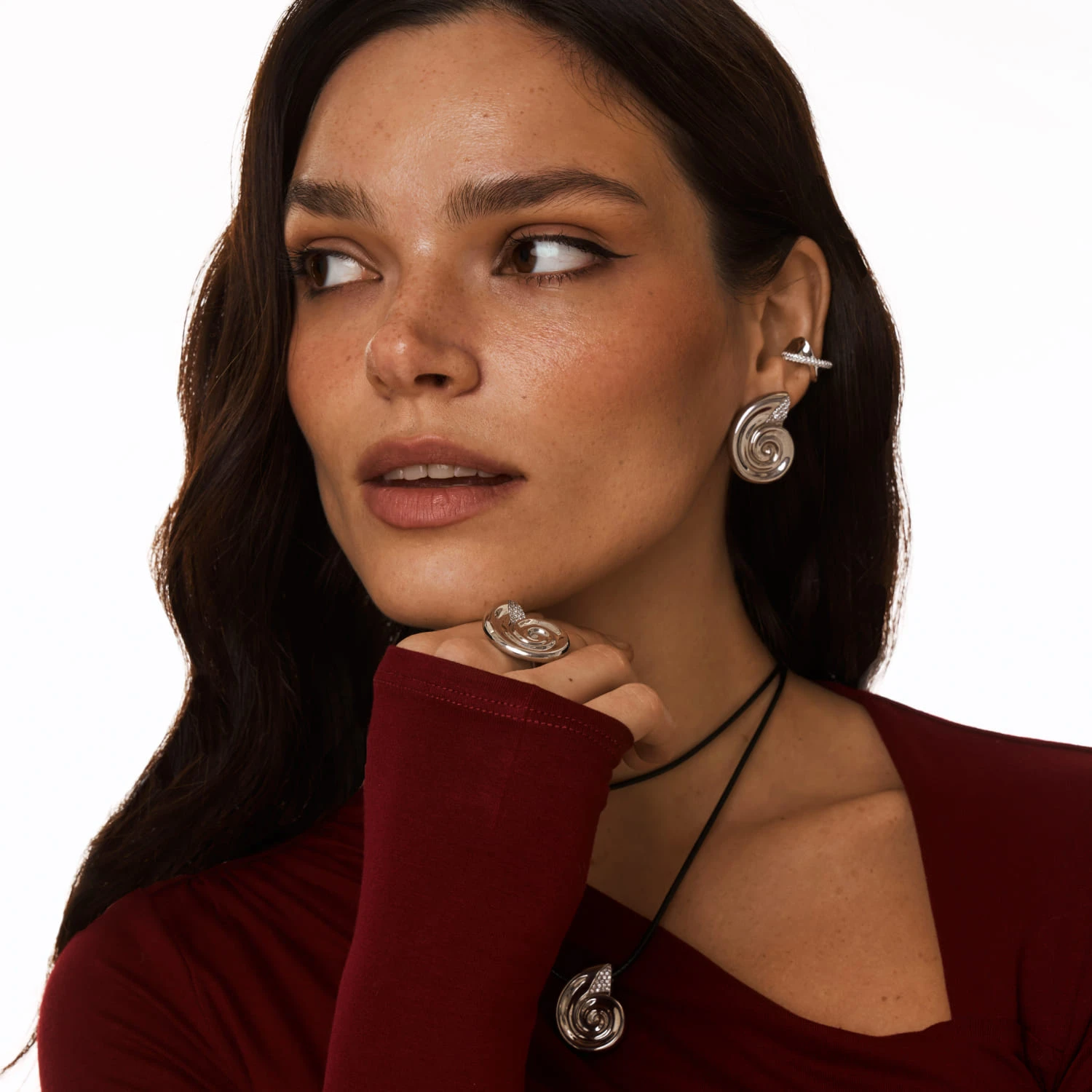 Серебряный кафф кросс из мятого металла с фианитами