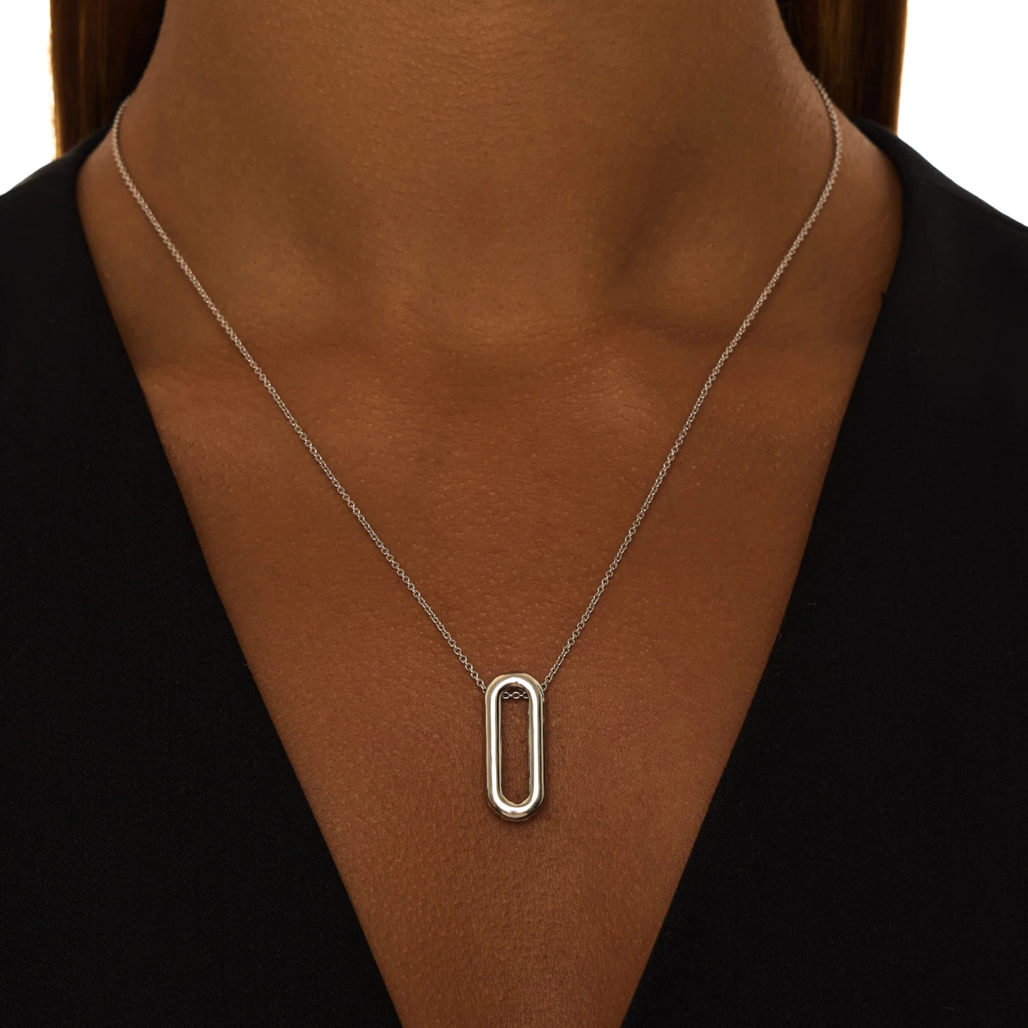 Колье из серебра с фактурным овалом и фианитами