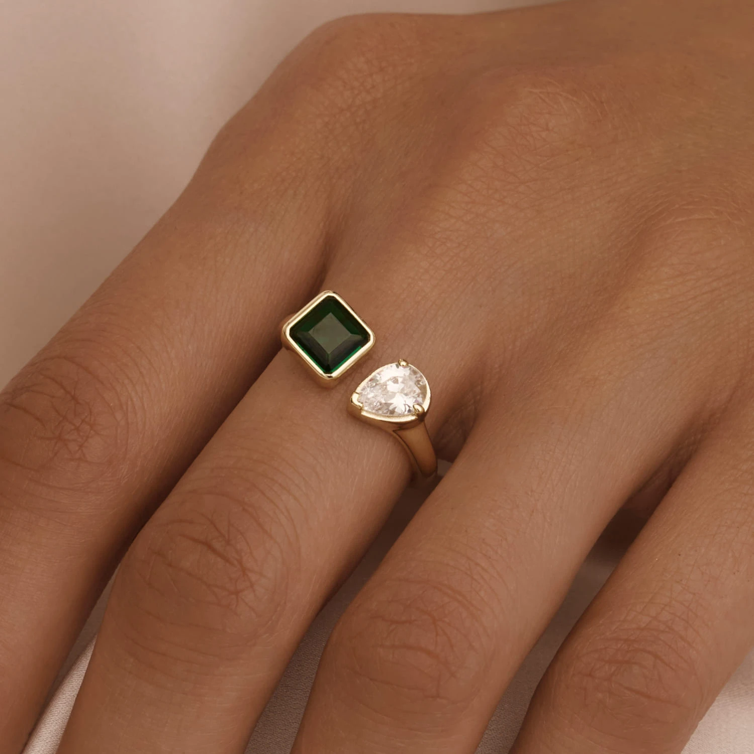 Позолоченное кольцо с фианитами в огранках квадрат и груша MIESTILO 