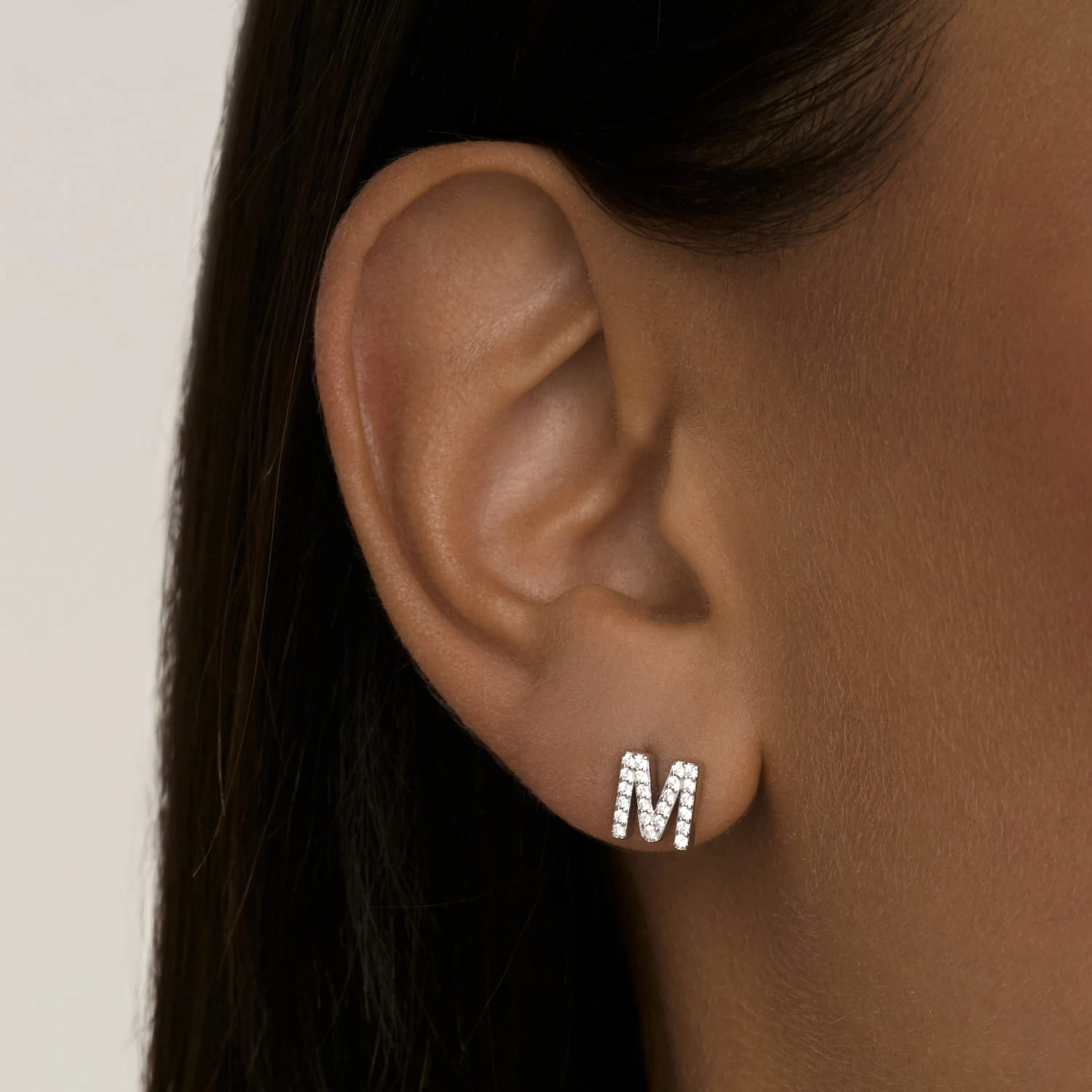 Моносерьга в виде буквы М MIESTILO