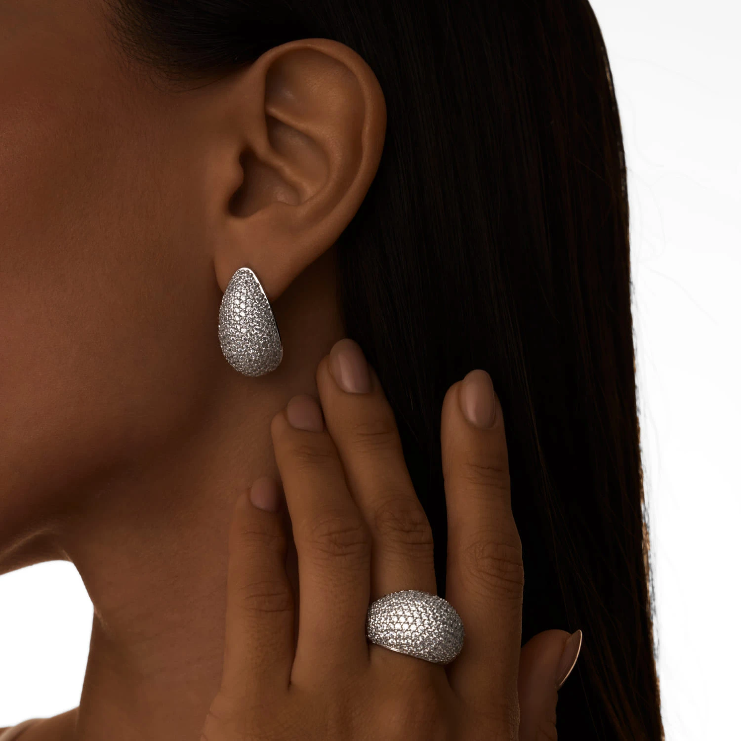 Крупные серьги из серебра с россыпью фианитов