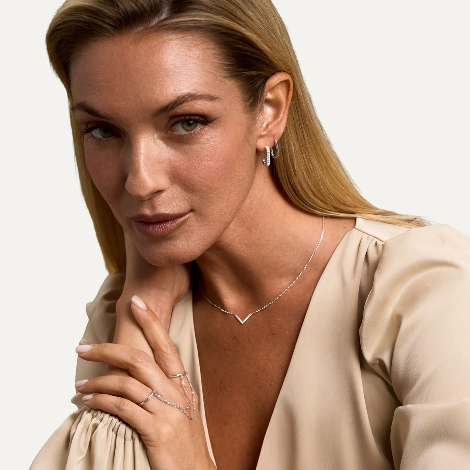 Серебряные серьги с фианитами MIESTILO