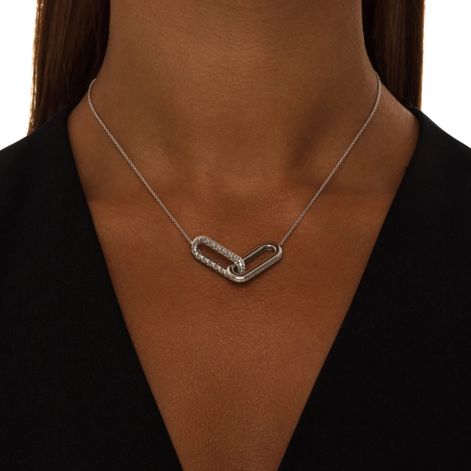 Колье из серебра с пересекающимися овалами и фианитами