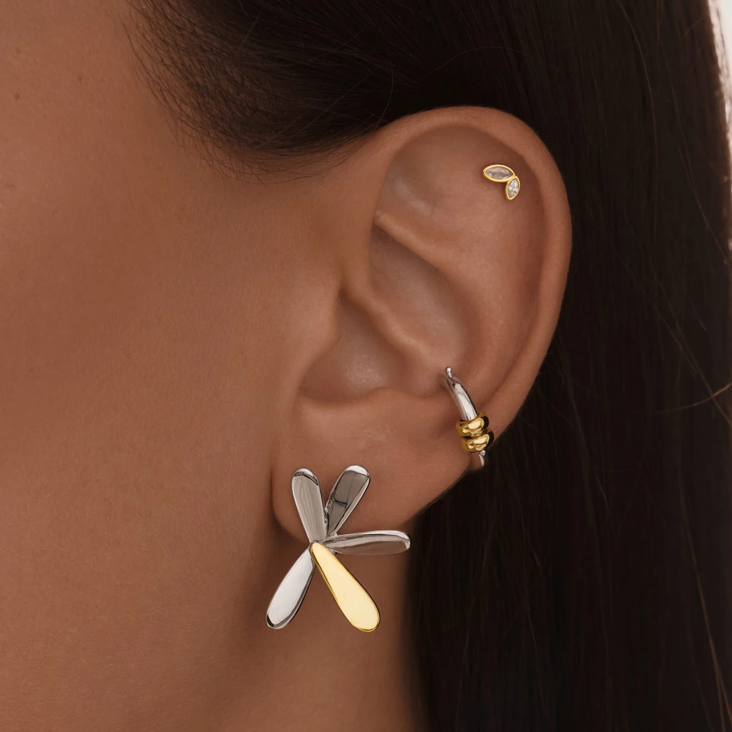 Серебряные пусеты биколор в форме цветка с покрытием родий и позолота MIESTILO 