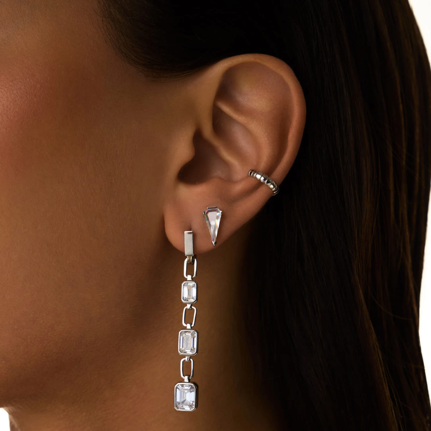 Серебряные серьги-пусеты с фианитами в огранке Грейс