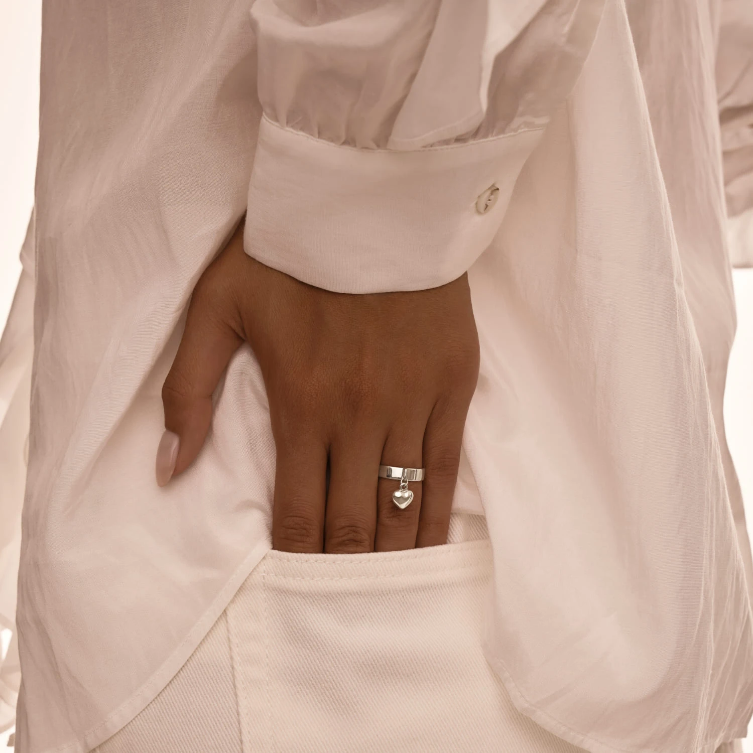 Широкое серебряное кольцо с подвеской сердцем MIESTILO