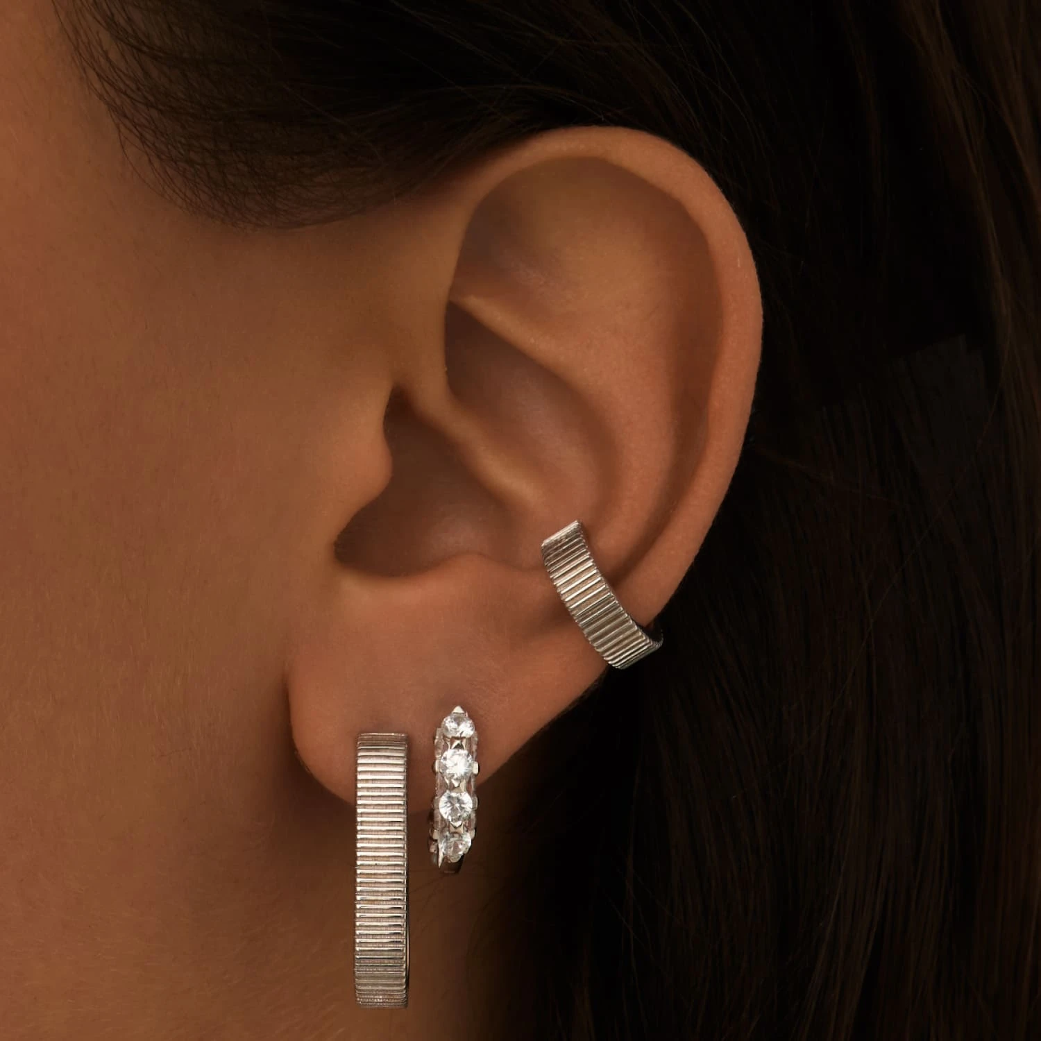 Серебряные серьги-кольца из фианитов в огранке Круг