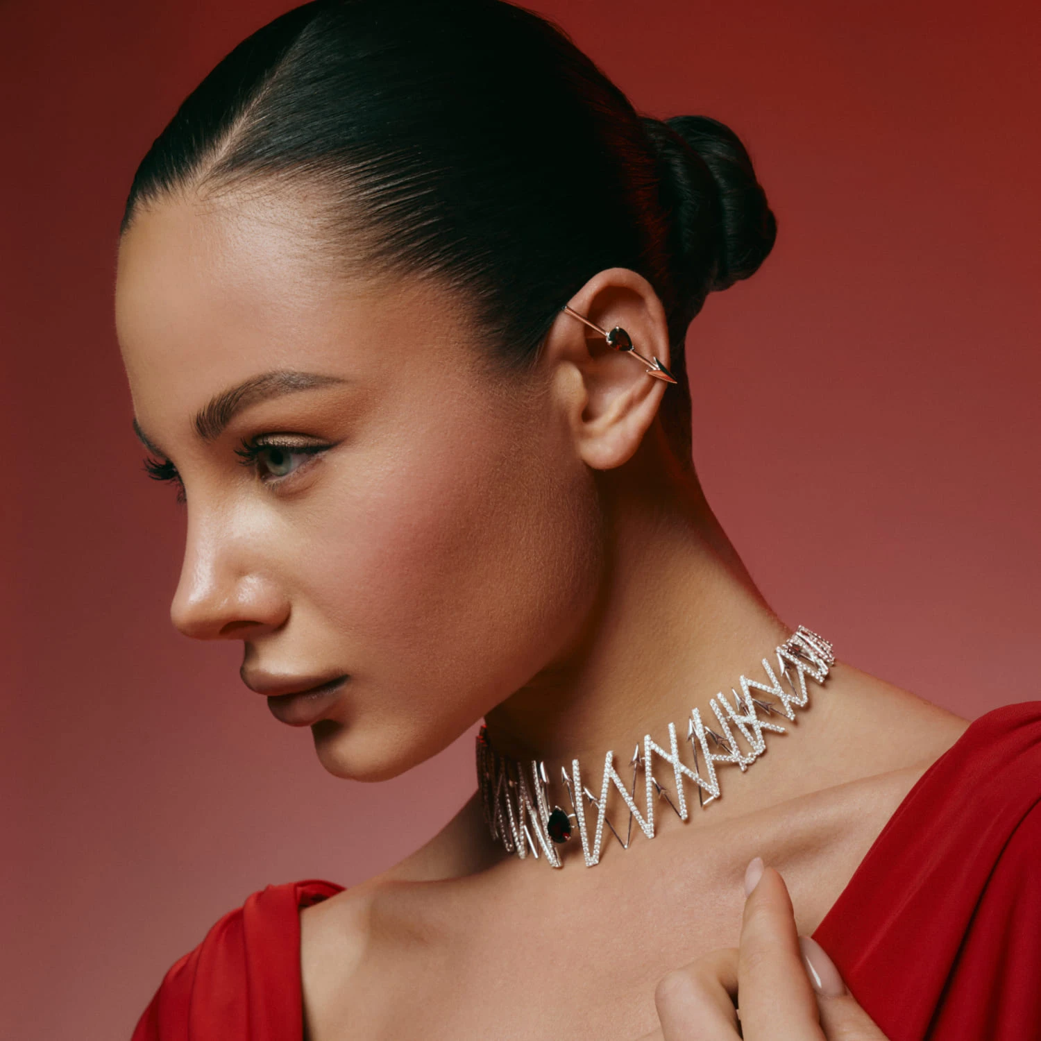 Серебряный кафф-стрела ЭРОС с натуральным гранатом