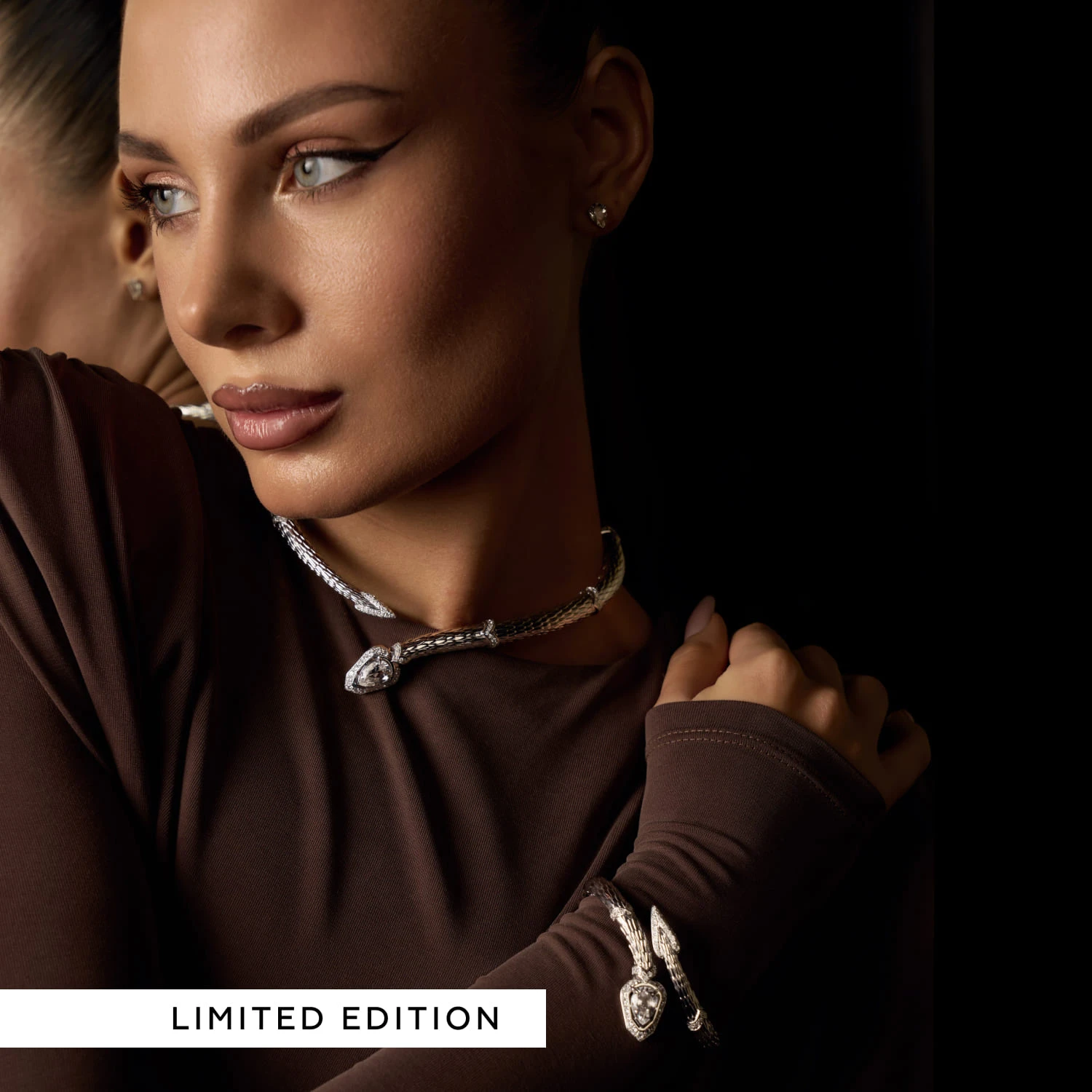 Серебряное жесткое колье EPIONA с горным хрусталем