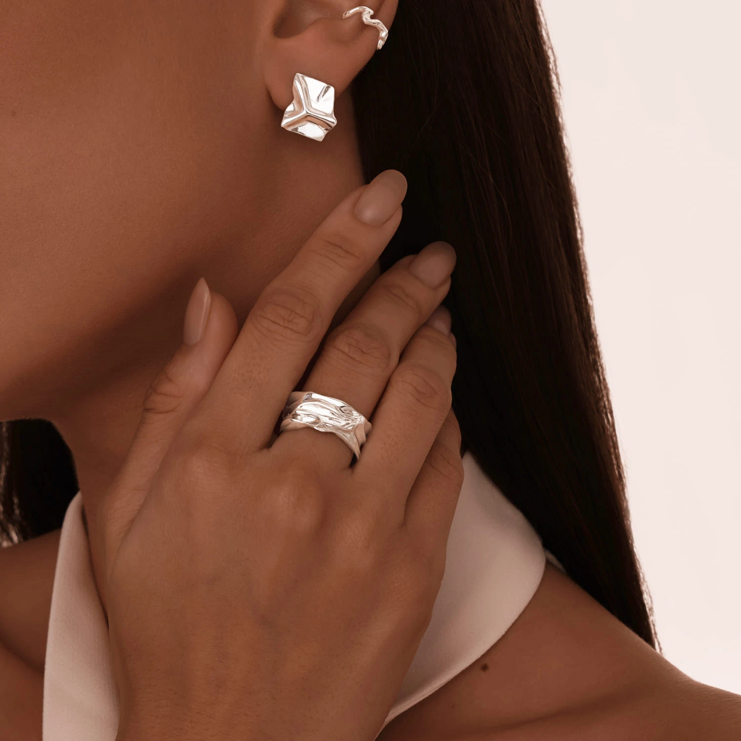 Широкое серебряное кольцо с мятым эффектом MIESTILO 