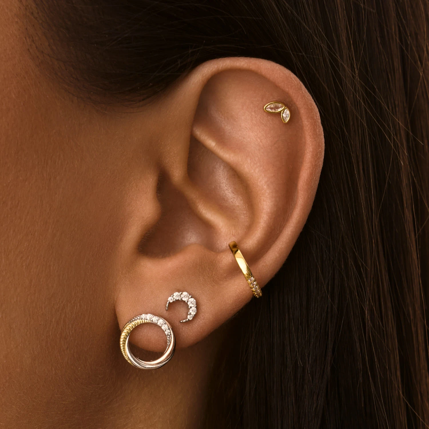 Серебряные пусеты в форме полумесяца с фианитами MIESTILO 