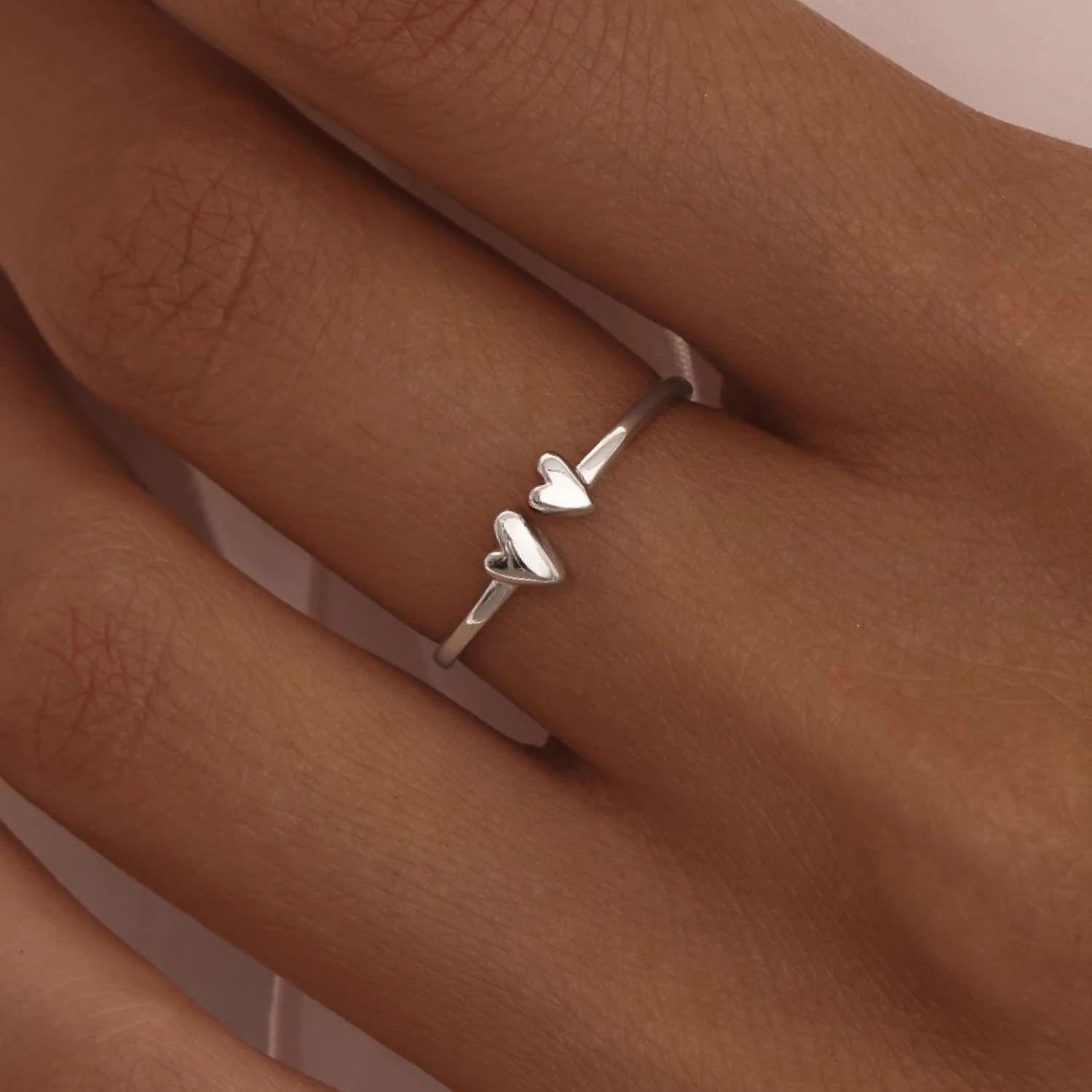 Регулируемое кольцо из серебра с двумя миниатюрными сердечками MIESTILO 