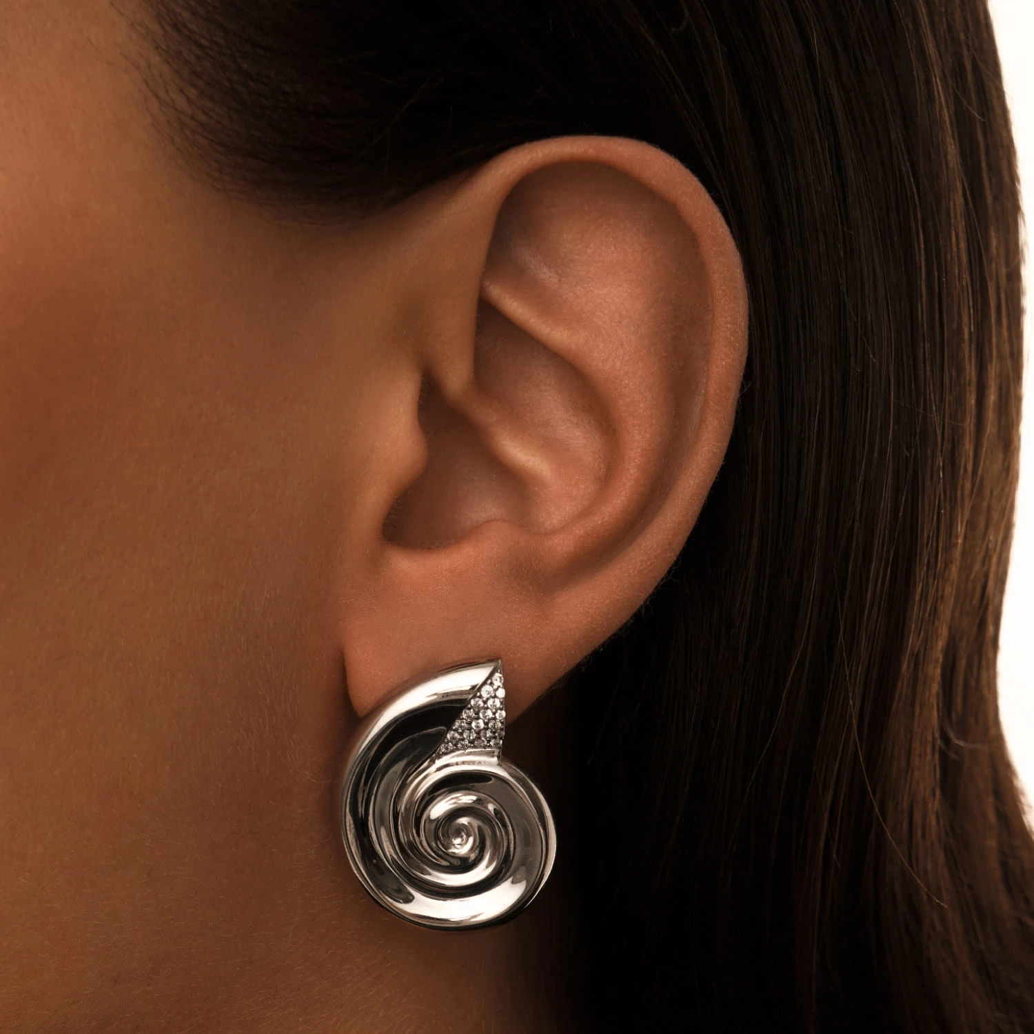 Крупные серьги-ракушки из серебра с фианитами