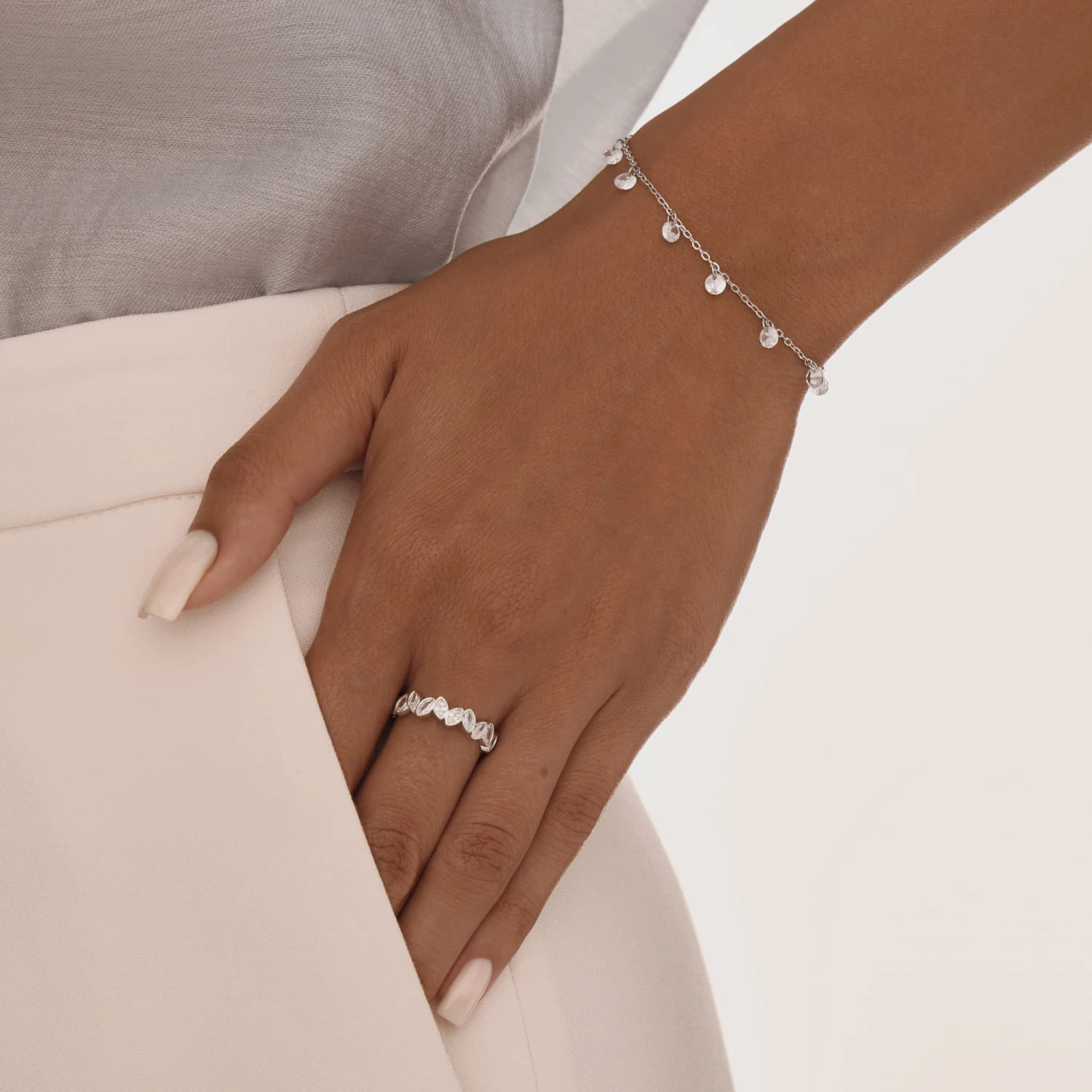 Нежный серебряный браслет с подвесками из фианитов MIESTILO