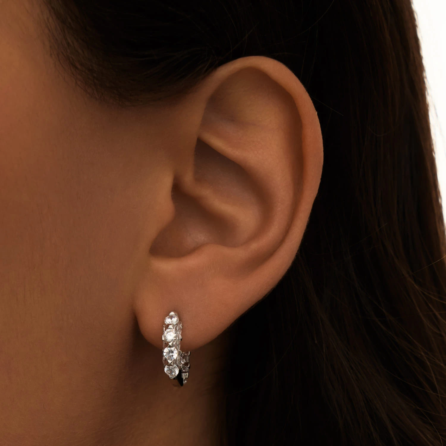 Серебряные серьги-кольца из фианитов в огранке Круг