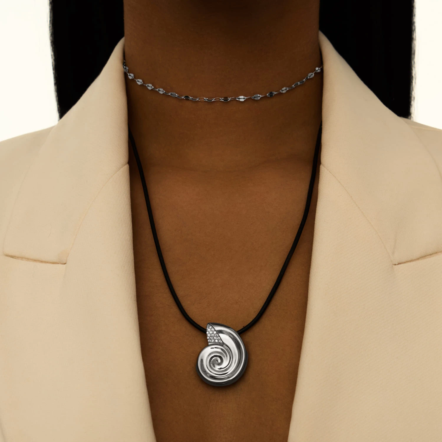 Колье на кожаном шнурке с серебряной подвеской в форме ракушки