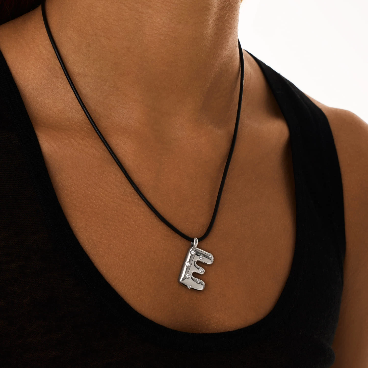 Колье LOVE LETTER на шнурке с подвеской "E" из серебра