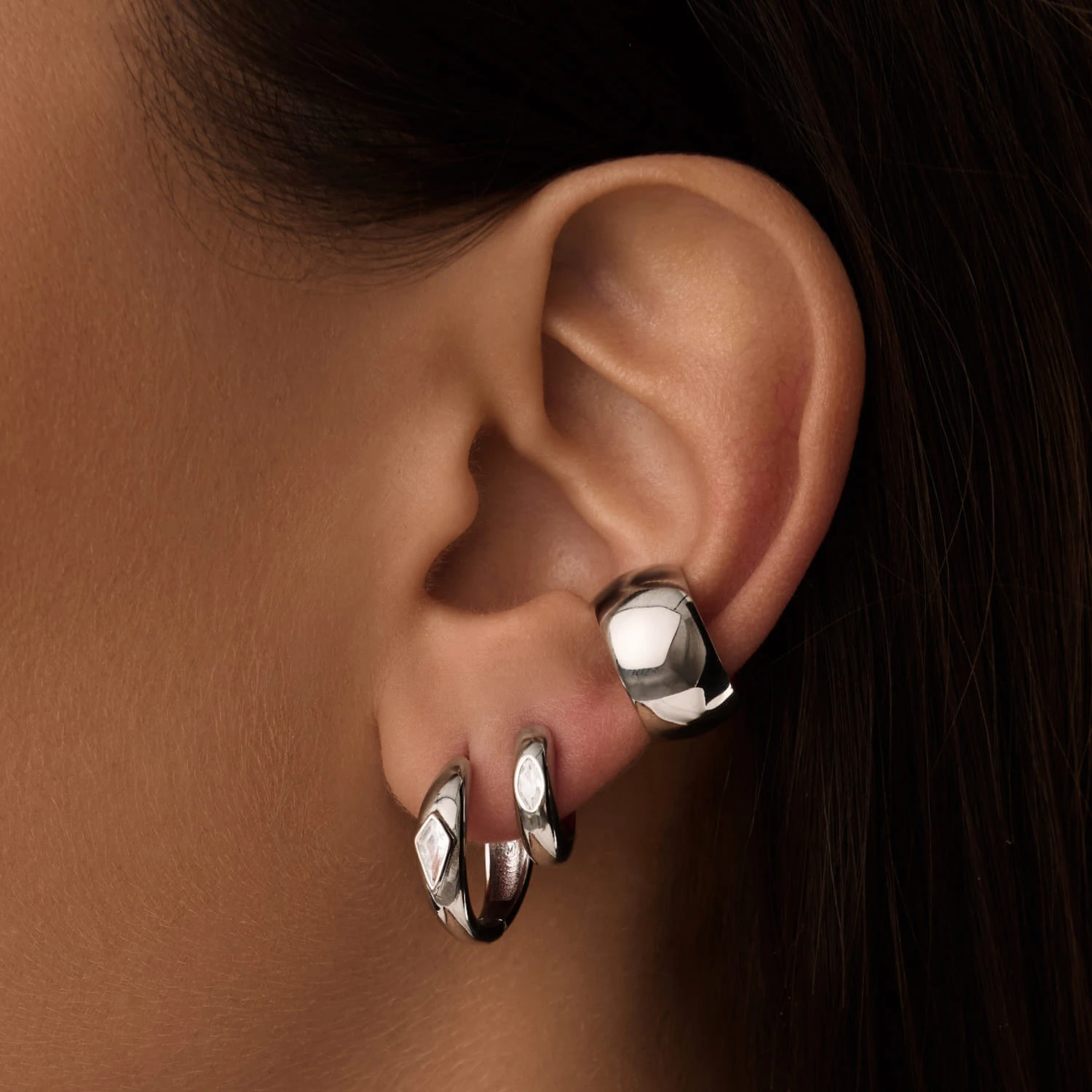 Серебряные серьги кольца с фианитом в виде ромба MIESTILO 