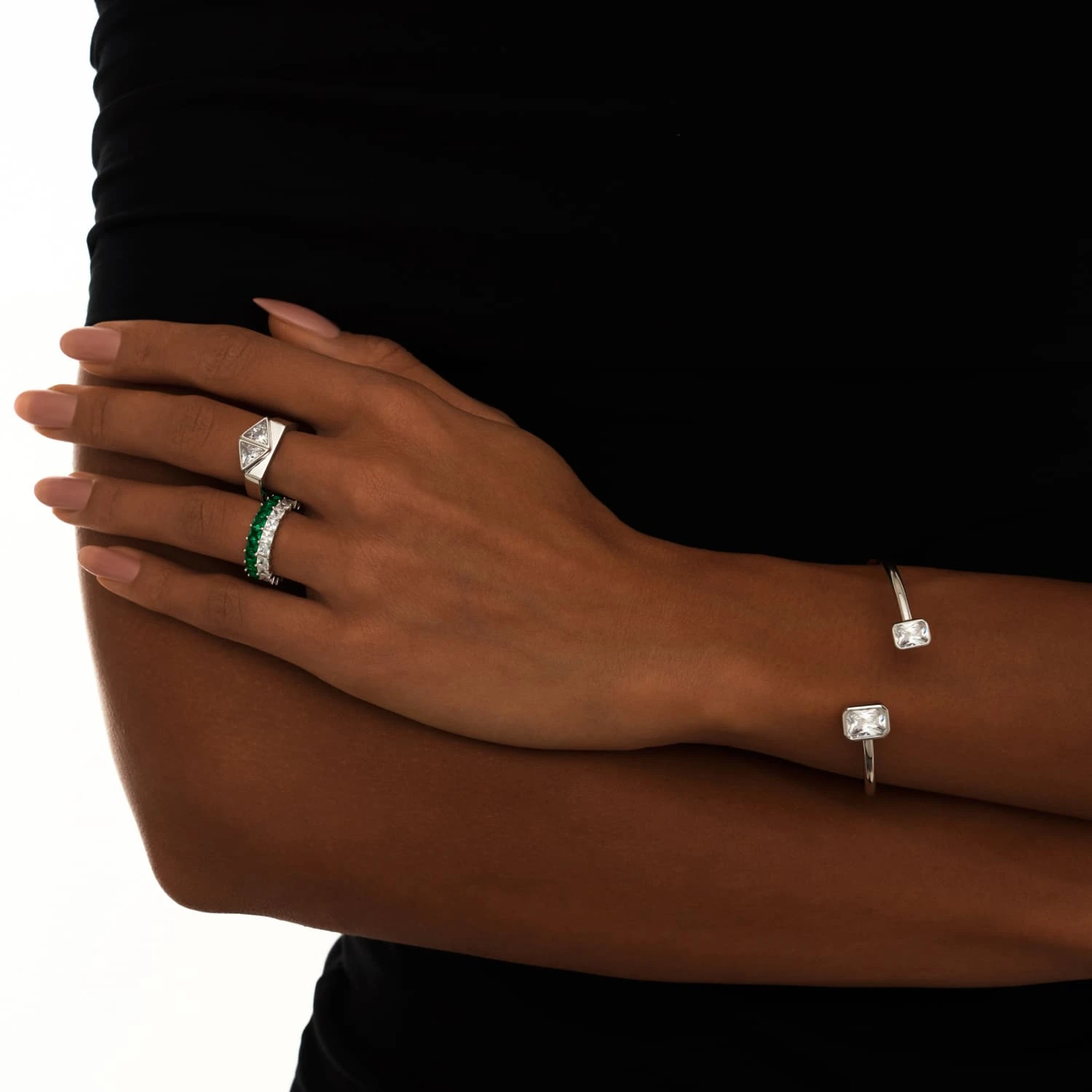 Серебряное двойное кольцо с зелеными и белыми камнями