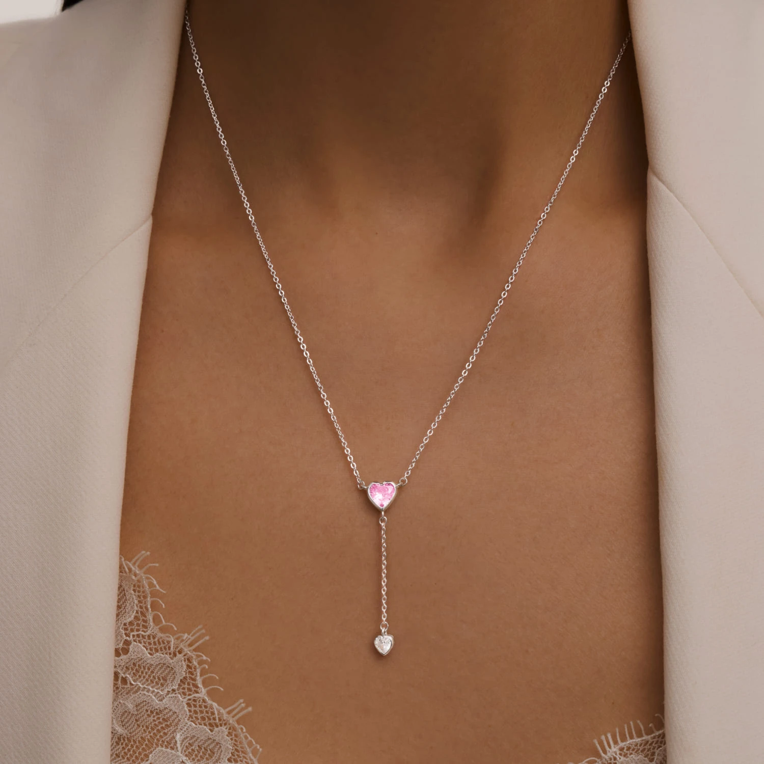 Серебряное колье-галстук ЛЮБОВЬ с розовым и белым сердцами