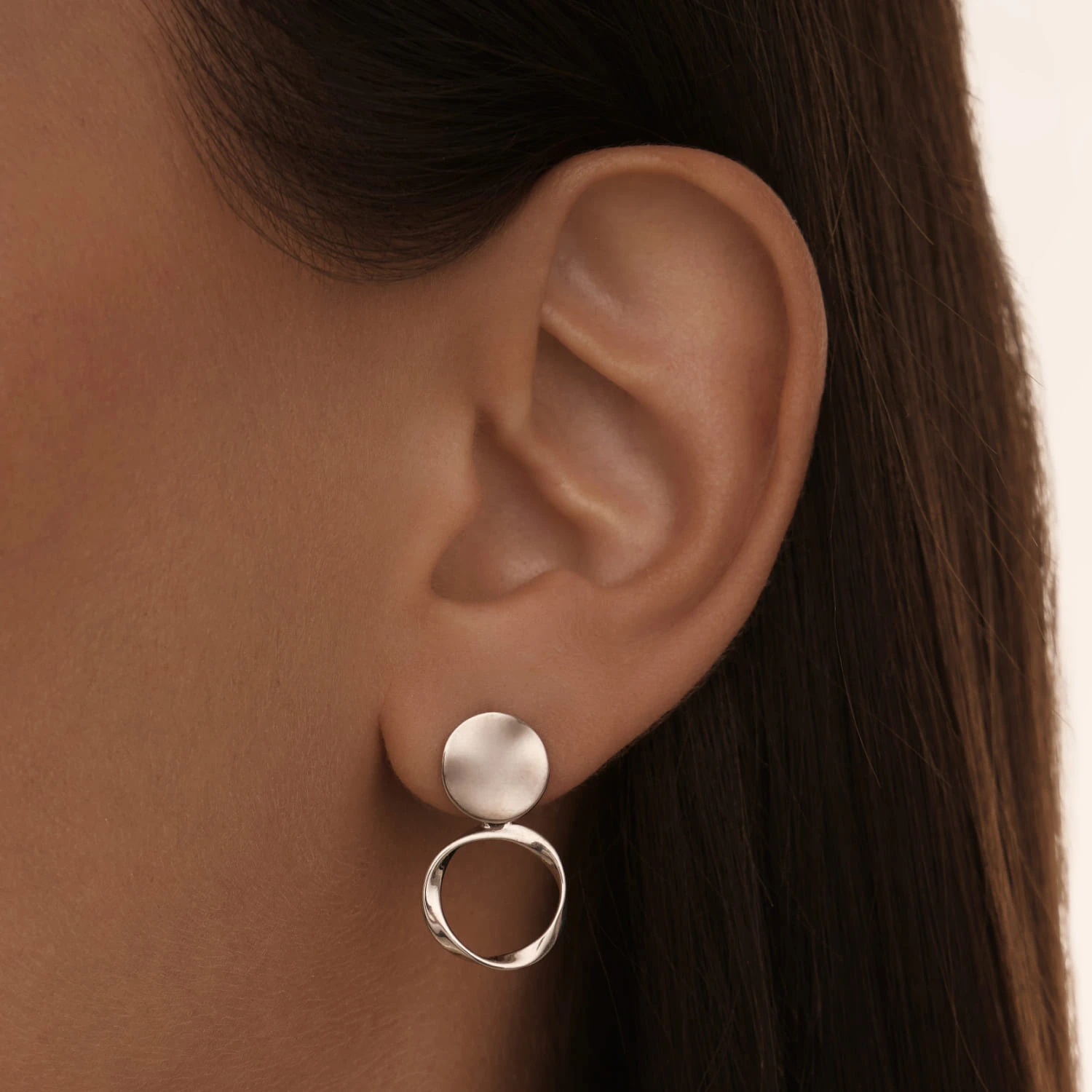 Акцентные пусеты с круглой подвеской MIESTILO