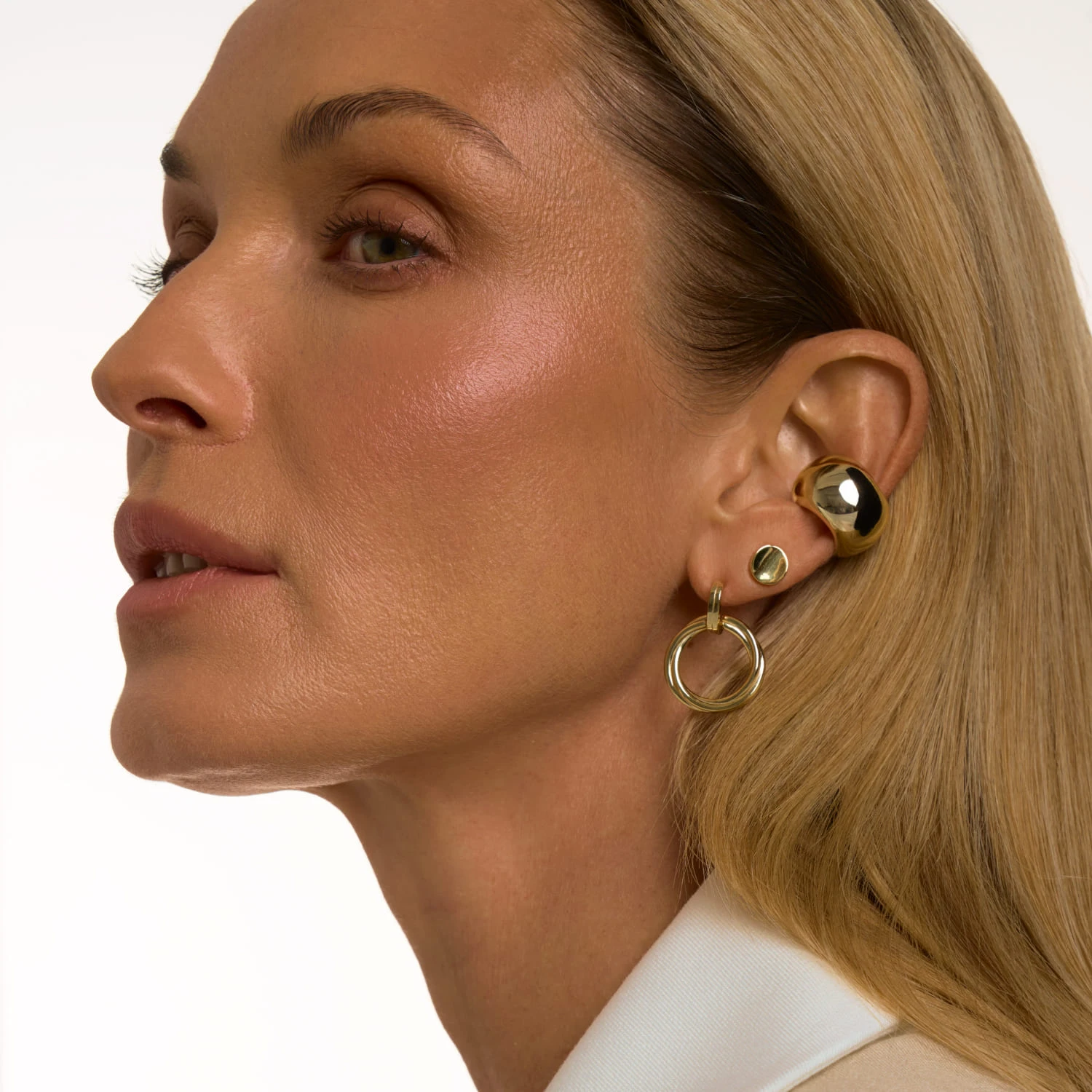 Широкий объемный кафф из серебра в покрытии желтое золото