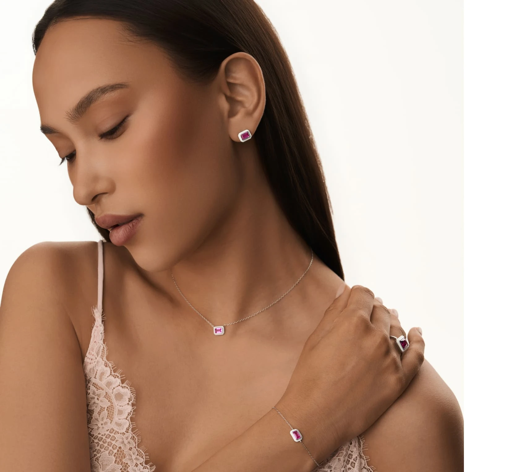 Серебряное колье с эмалью и корундом MIESTILO