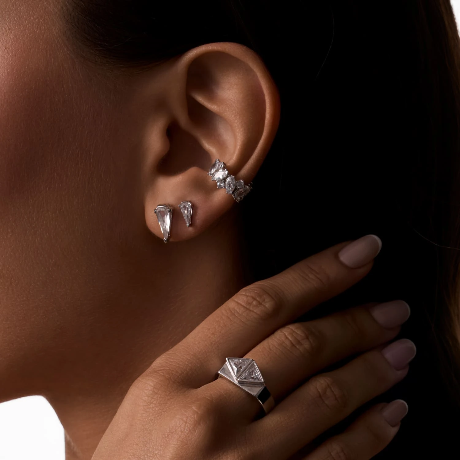 Серебряные серьги-пусеты с фианитами в огранке Грейс