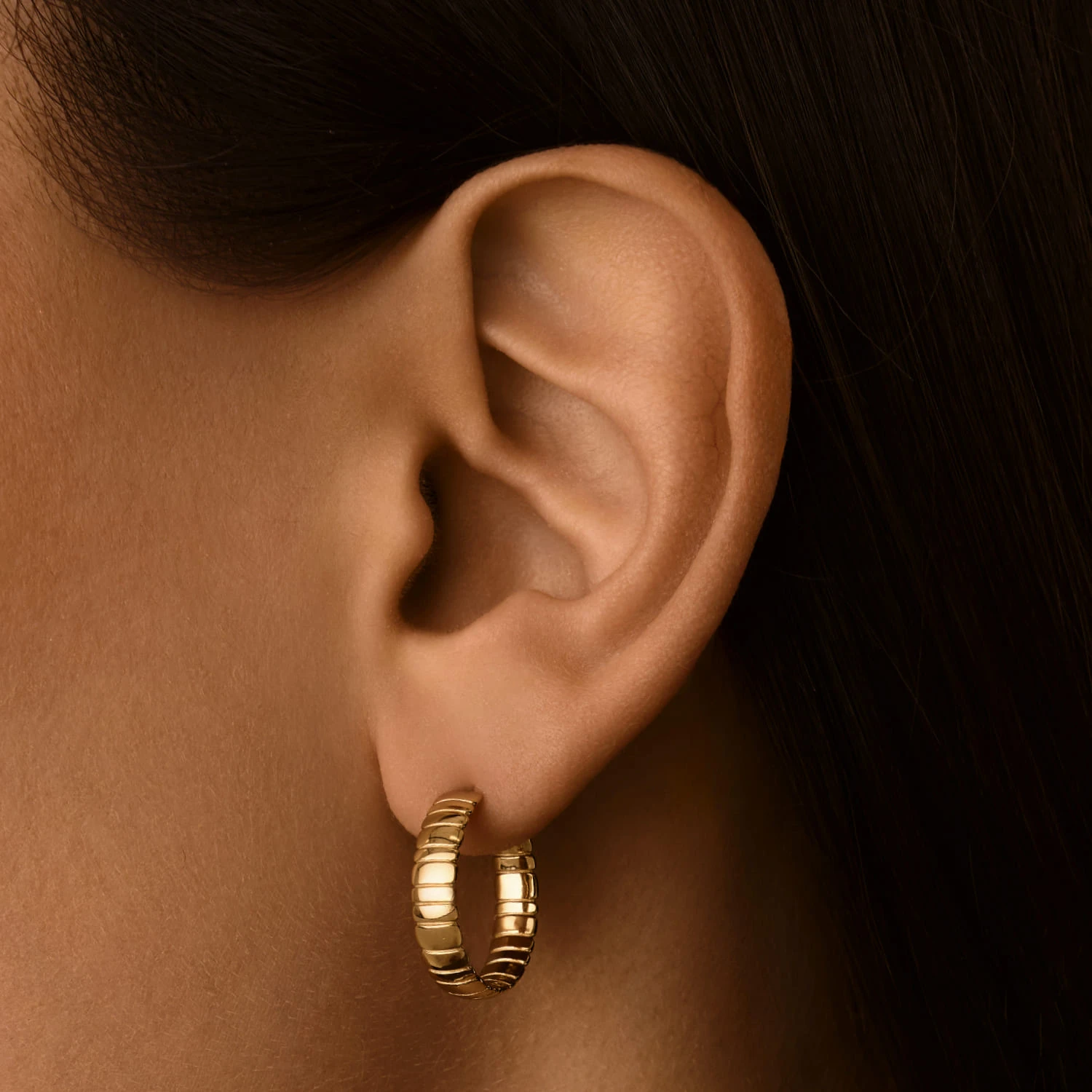 Серебряные фактурные серьги-кольца в покрытии желтое золото MIESTILO