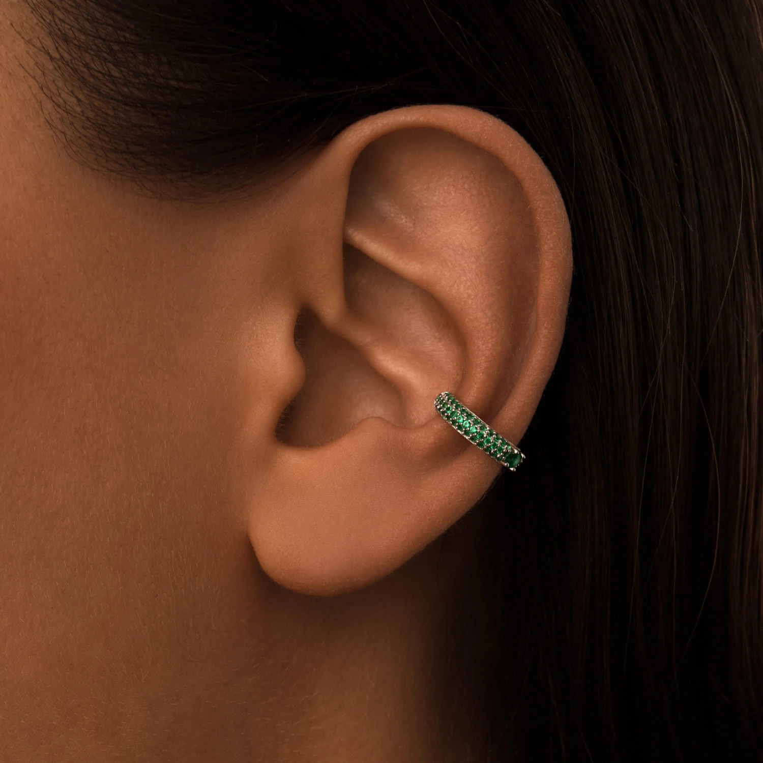 Серебряный кафф с зелеными фианитами