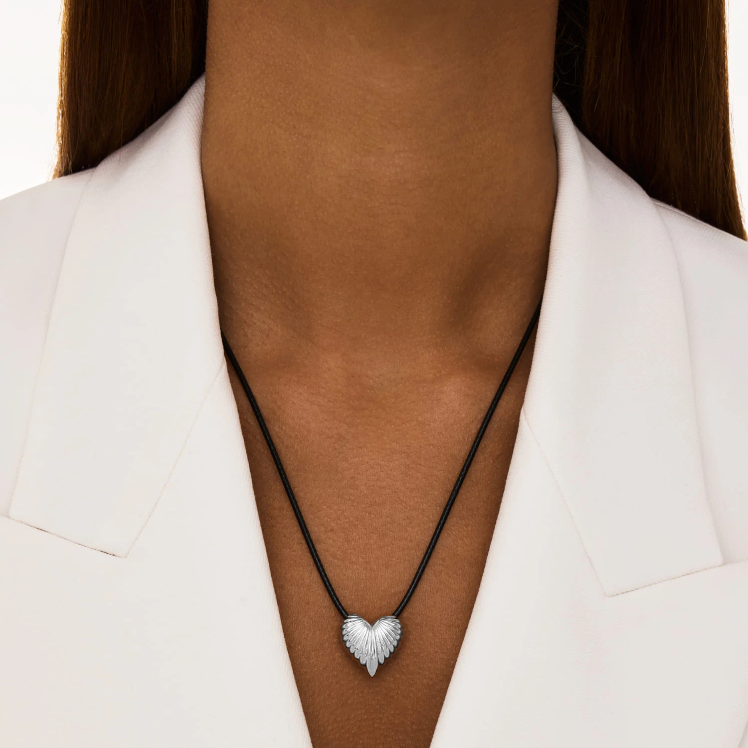 Колье на кожаном шнурке с серебряной подвеской в форме сердца