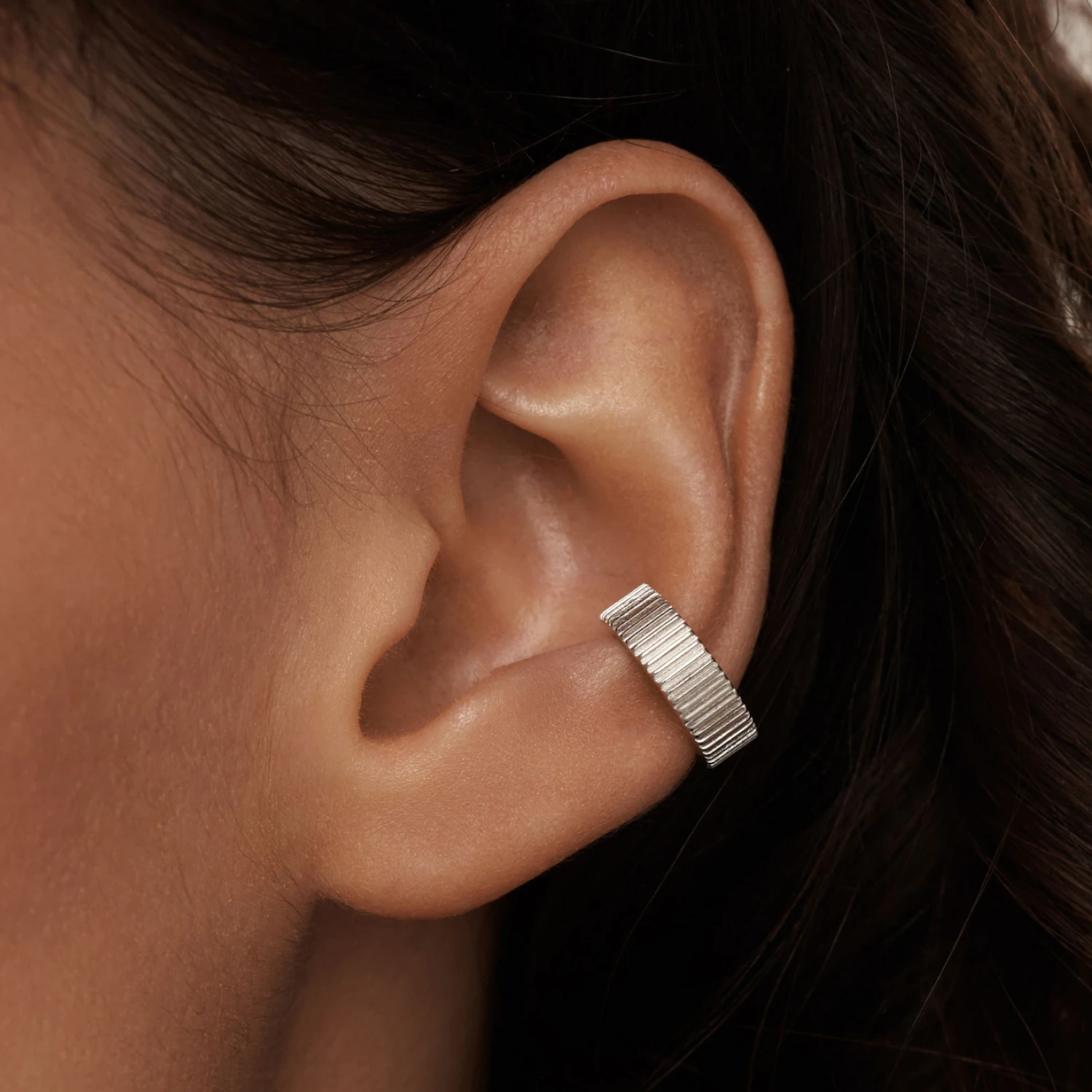 Серебряный кафф без вставок с фактурной поверхностью 