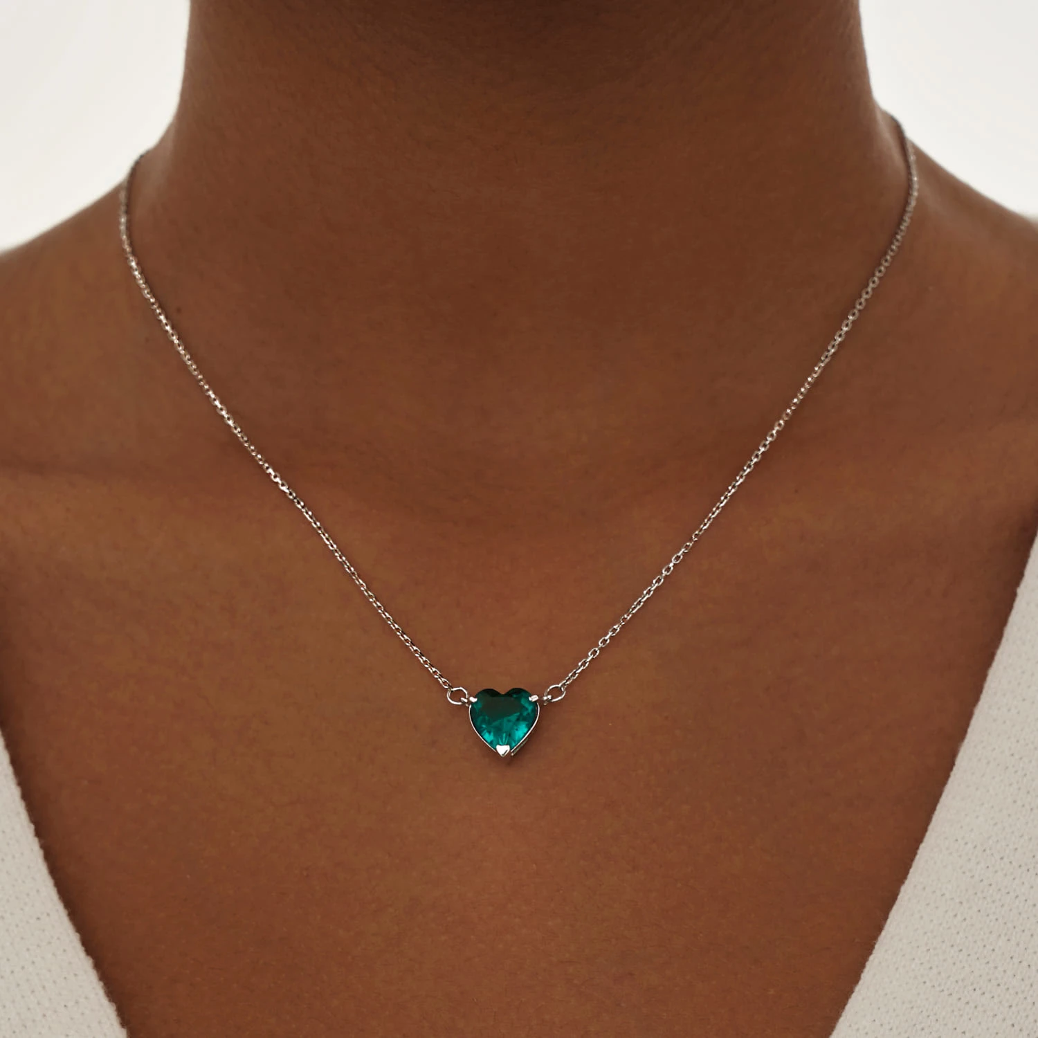 Серебряная подвеска с зеленым фианитом в огранке сердце MIESTILO