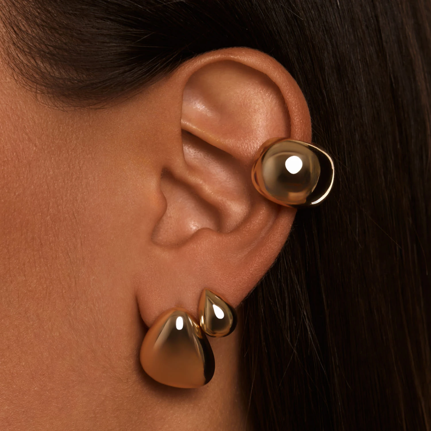 Серебряные серьги-пусеты в виде капли в покрытии желтое золото