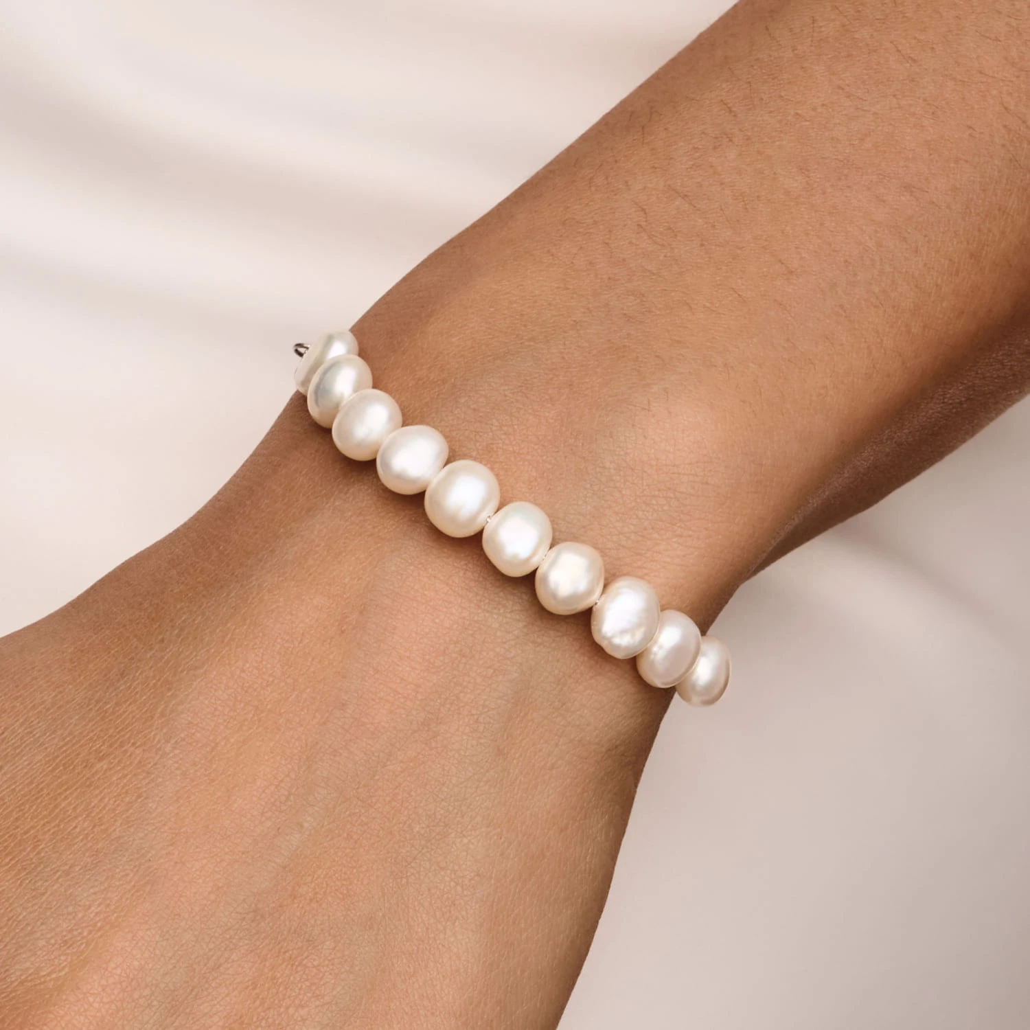 Элегантный браслет с жемчугом и акцентной цепочкой MIESTILO