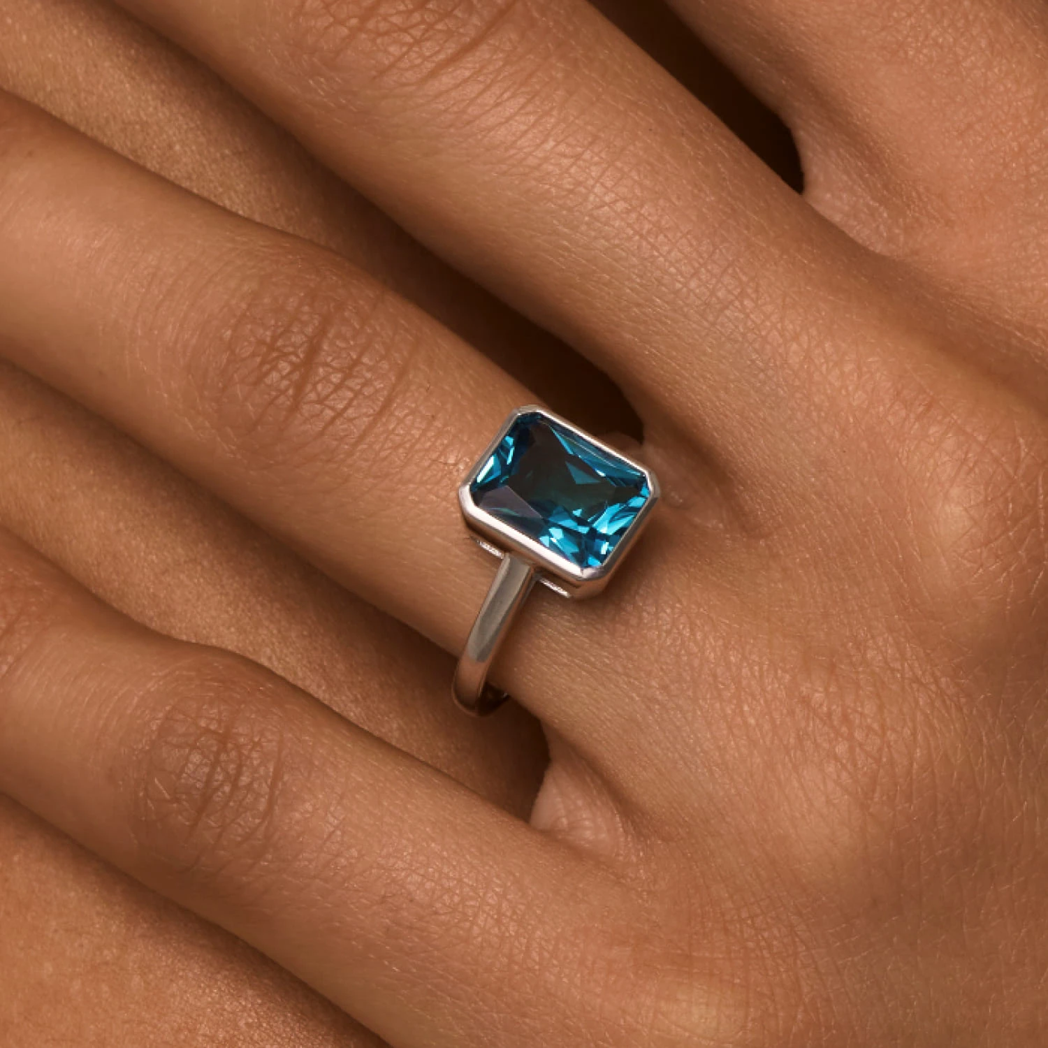 Кольцо ГАЛАТЕЯ из серебра с синим фианитом