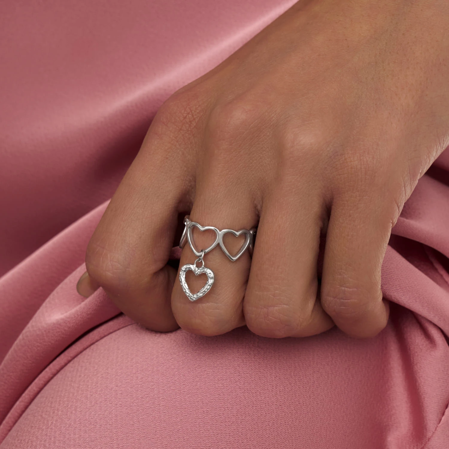 Cеребряное кольцо с подвеской сердцем и фианитами MIESTILO