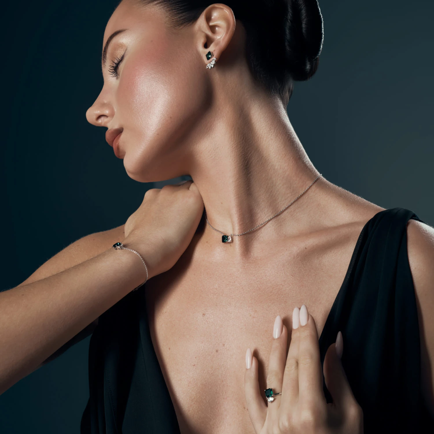 Колье из серебра ESSENCE с выращенным изумрудом