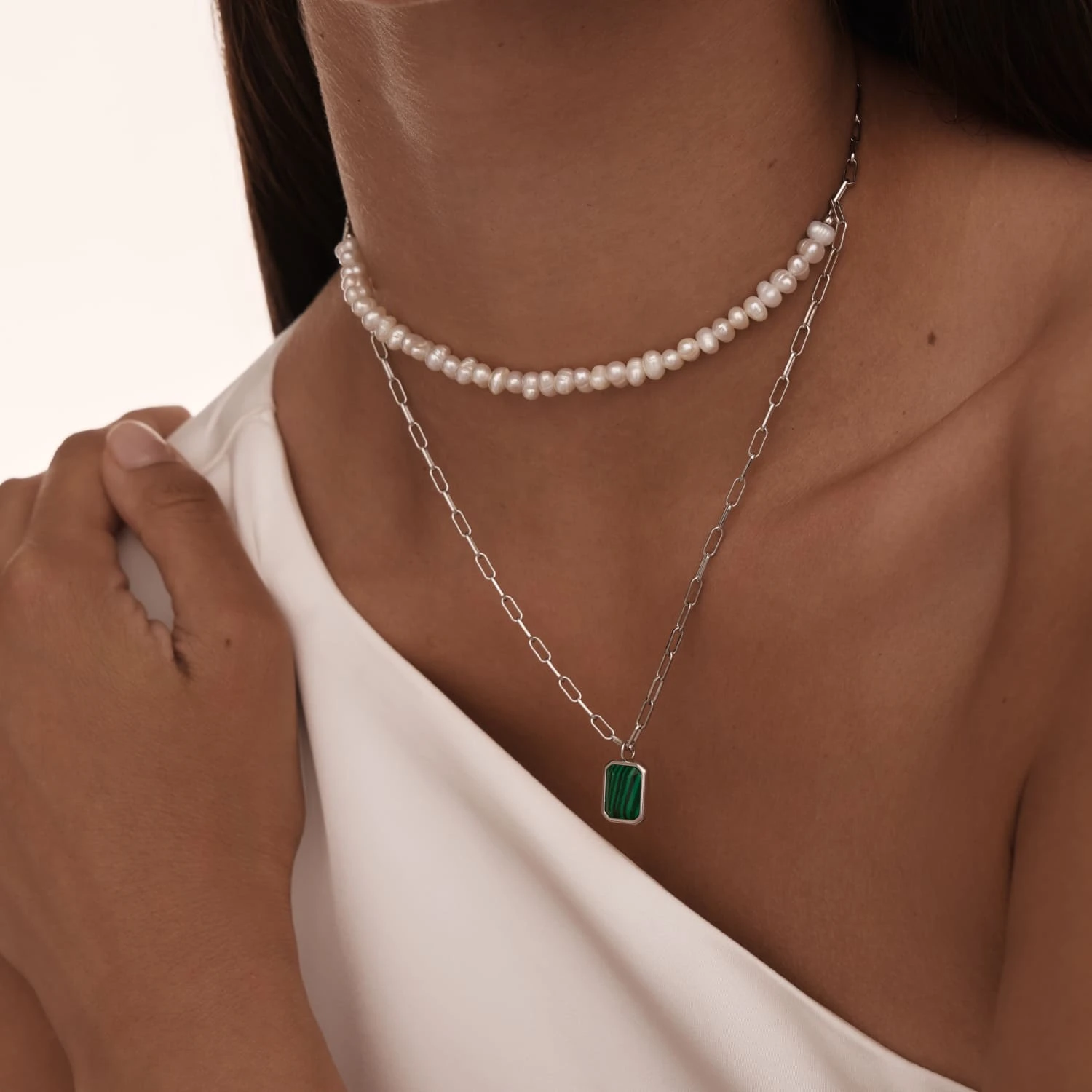 Серебряное двойное колье с синтетическим малахитом и культивированным речным жемчугом MIESTILO 