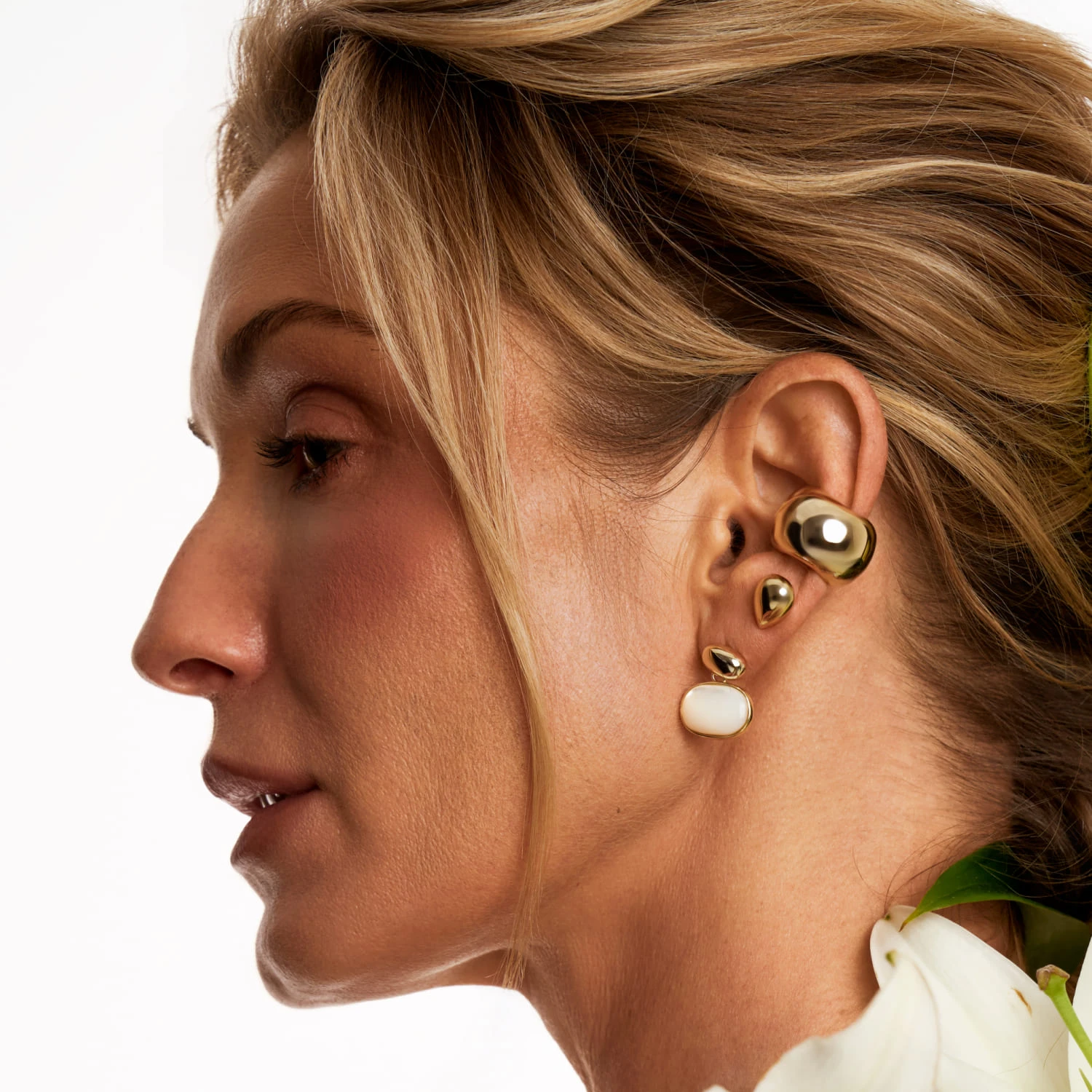 Широкий объемный кафф из серебра в покрытии желтое золото