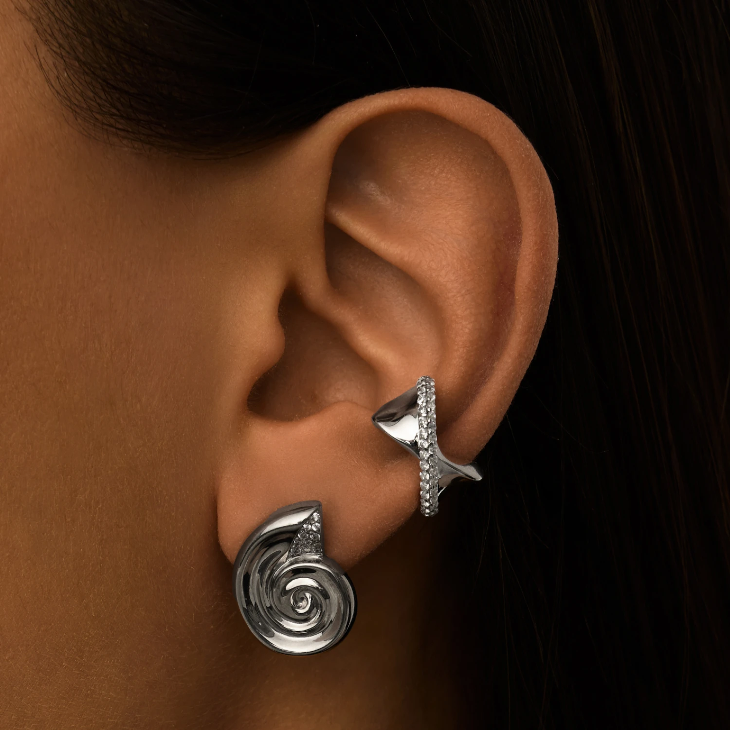 Серьги-ракушки из серебра с фианитами