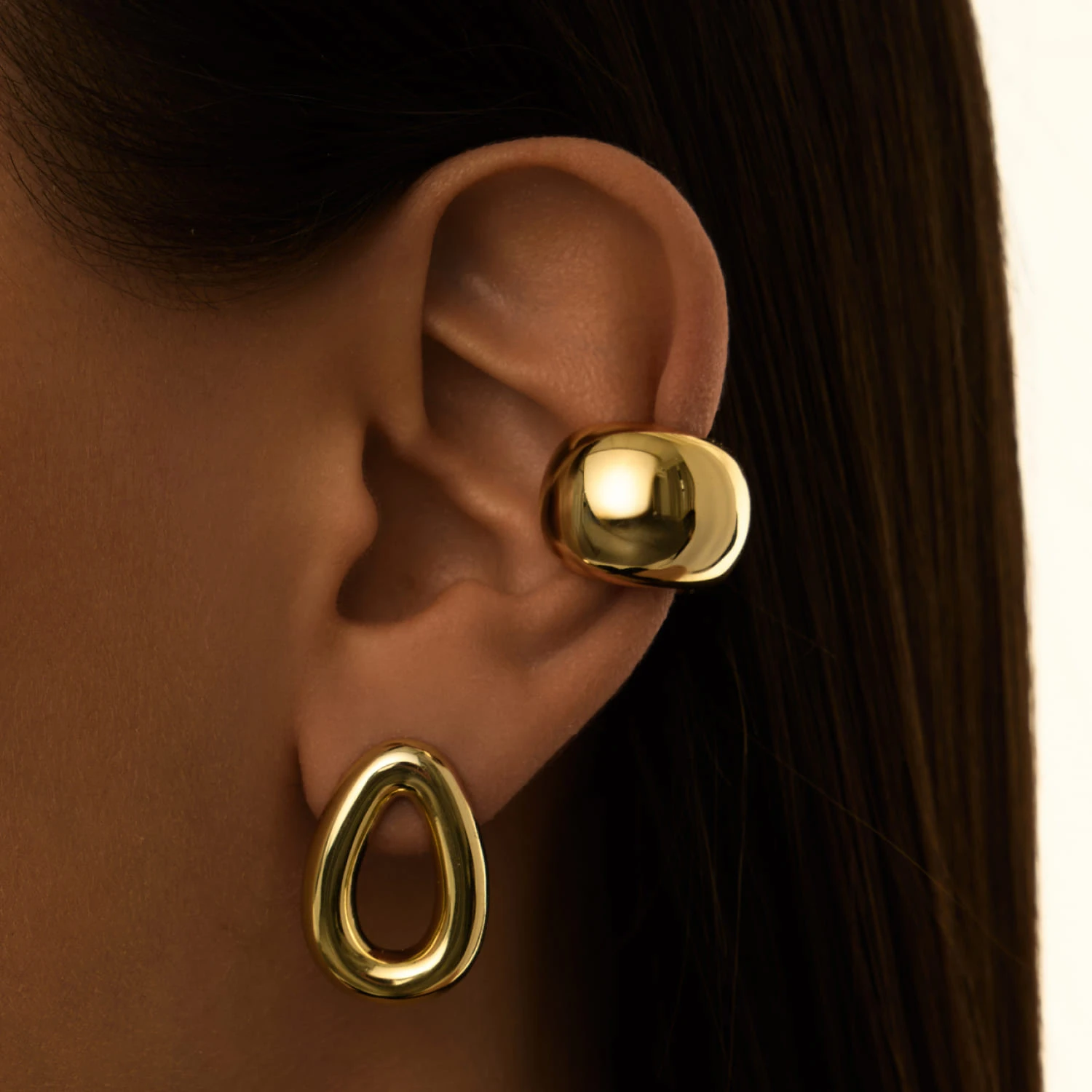 Широкий объемный кафф из серебра в покрытии желтое золото